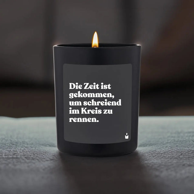 Duftkerze Schwarz Woody Die Zeit ist gekommen, um schreiend im Kreis zu rennen. von ChattyCandles