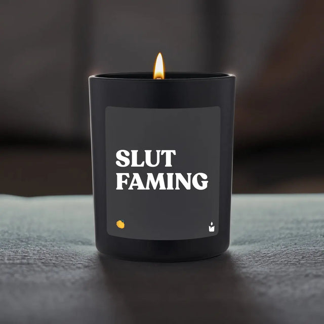 Duftkerze Schwarz Woody Slut faming von ChattyCandles