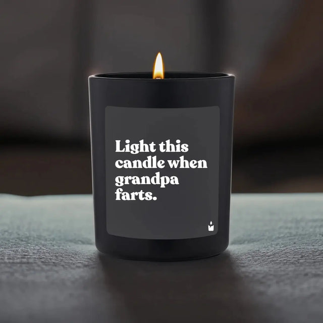 Duftkerze Schwarz Woody Light this candle when grandpa farts. von ChattyCandles