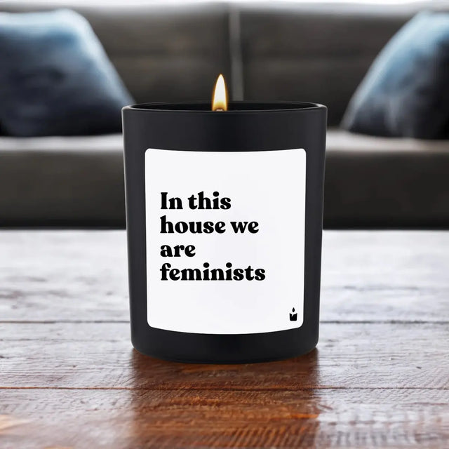 Duftkerze Schwarz Woody In this house we are feminists von ChattyCandles