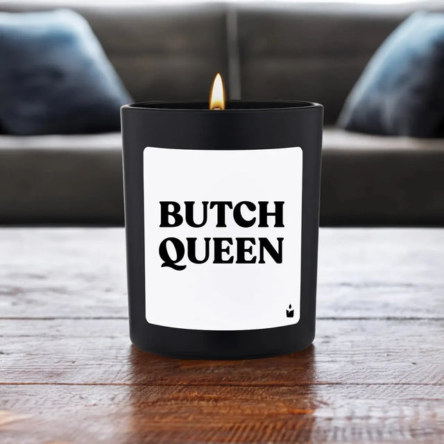 Duftkerze Schwarz Woody Butch Queen von ChattyCandles