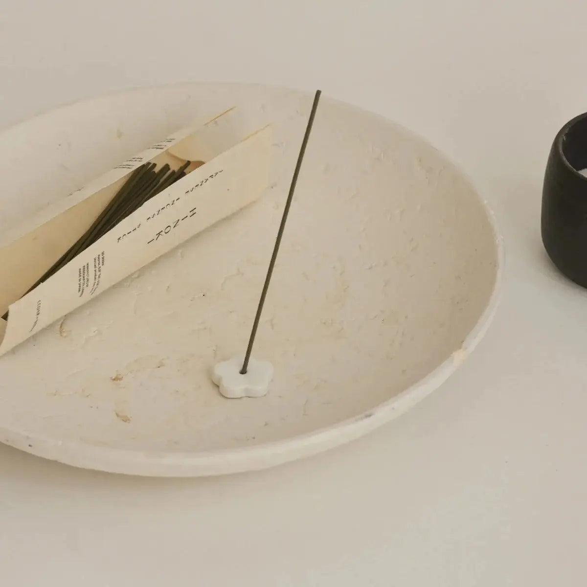 Japanisches Räucherstäbchen Set Hinoki 30 Stück Mit Keramikhalter von guteszeug.ch