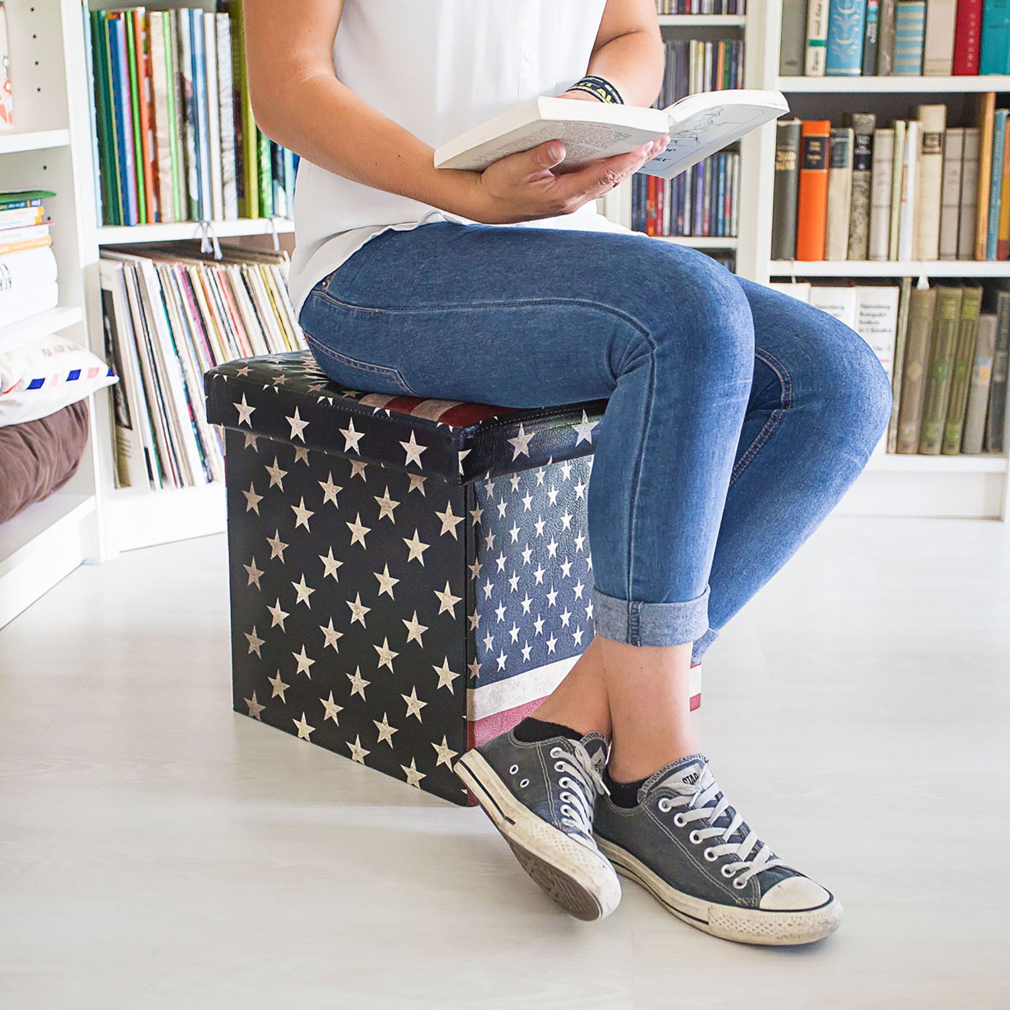 Sitzhocker mit Stauraum Trendmotiv Weiss-Dunkelblau-Rot von Relaxdays