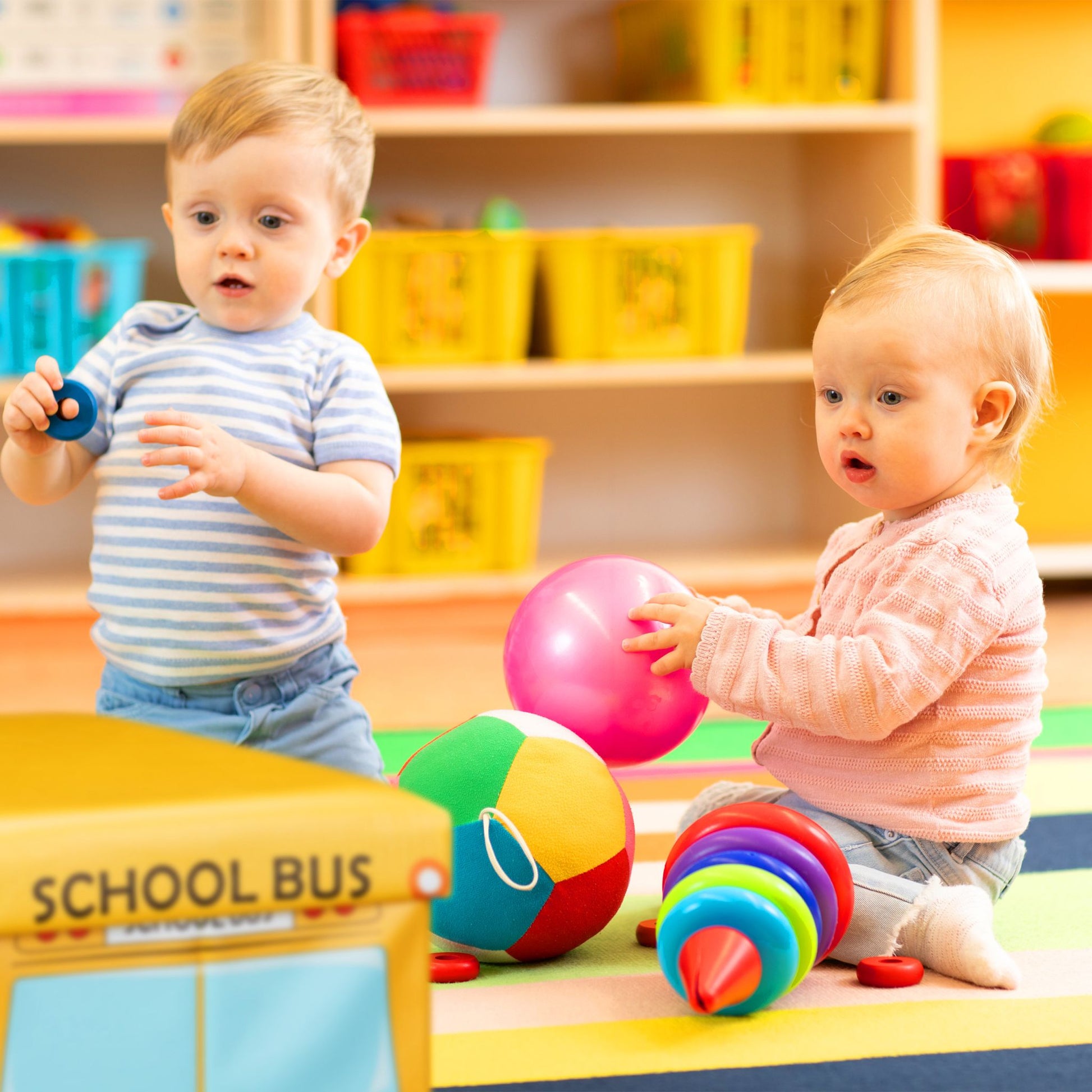 Faltbare Spielzeugkiste mit Stauraum Blau-Gelb-Grau von Relaxdays