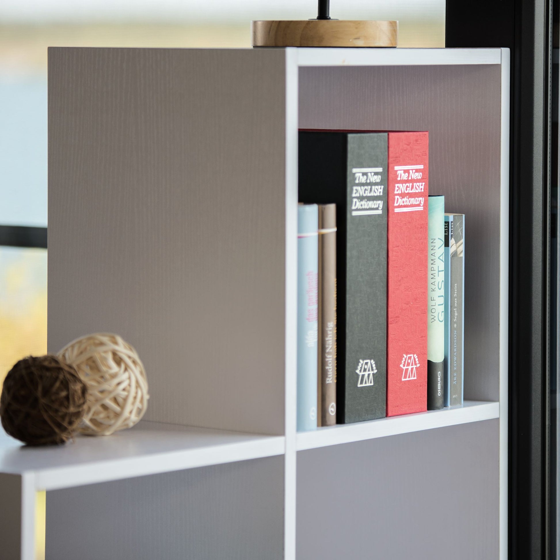 Buchtresor gross verschliessbar Weiss-Rot-Silber von Relaxdays