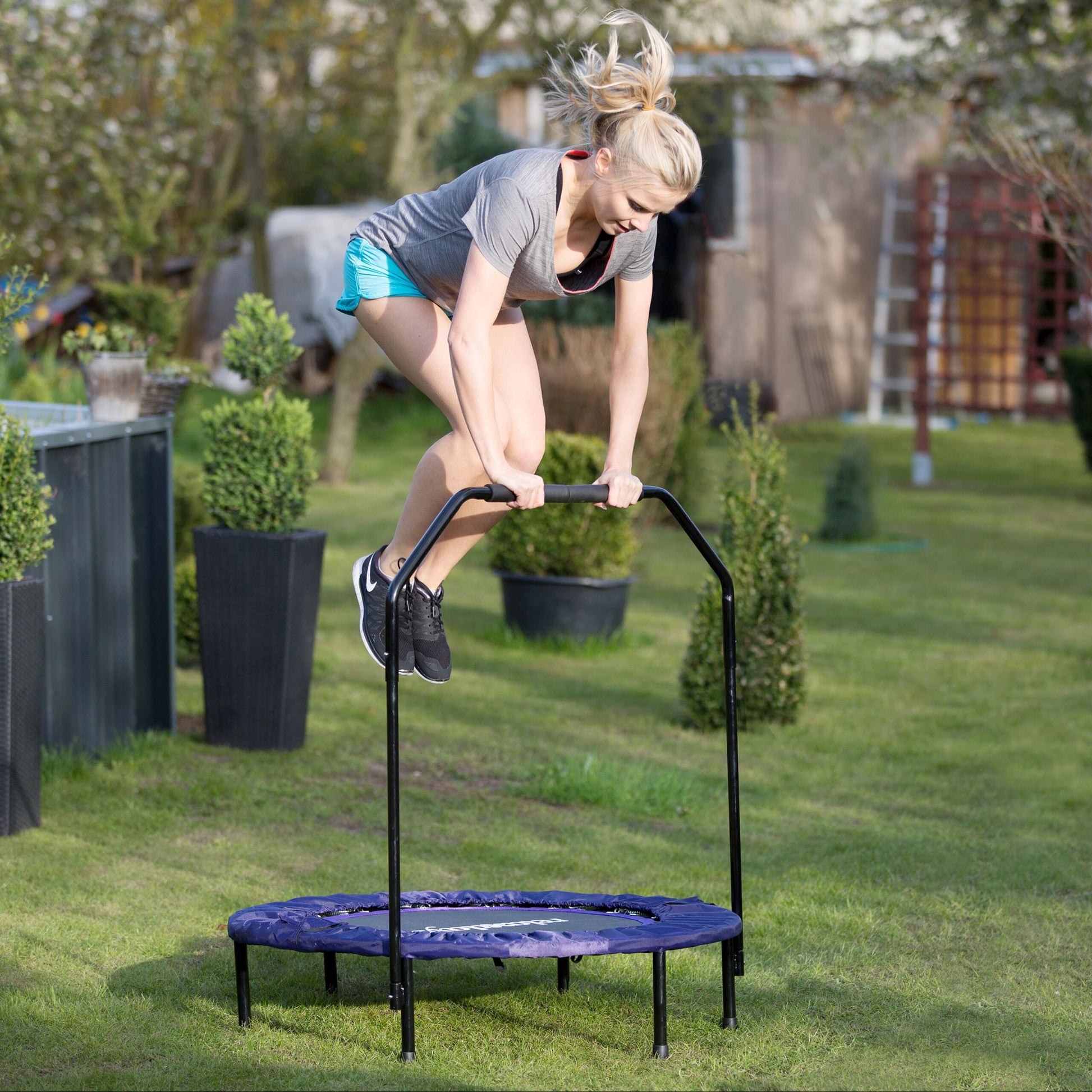 Trampolin faltbar mit Haltestange Weiss-Lila-Schwarz von Relaxdays
