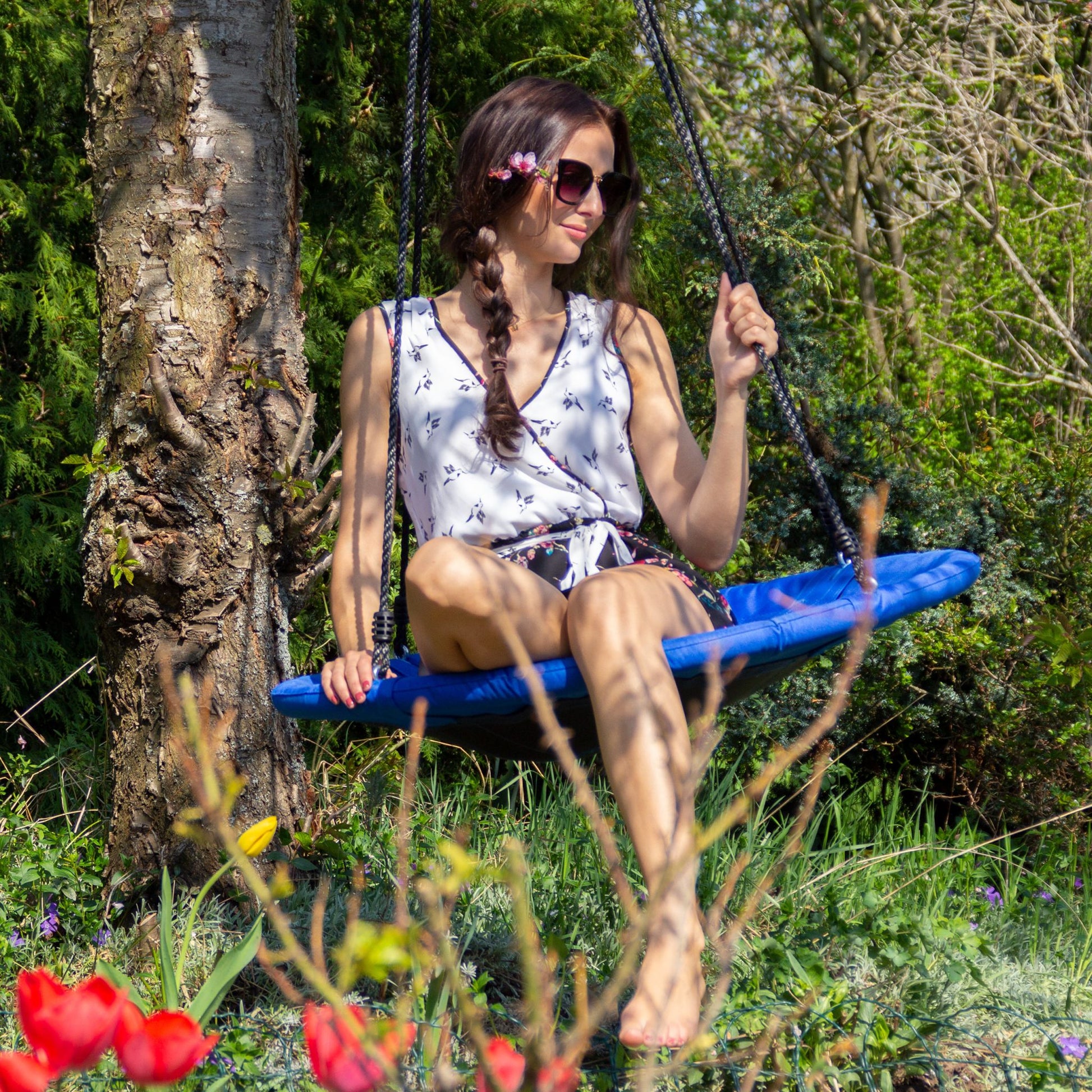 Nestschaukel rund mit geschlossenem Sitz Weiss-Dunkelblau-Schwarz von Relaxdays