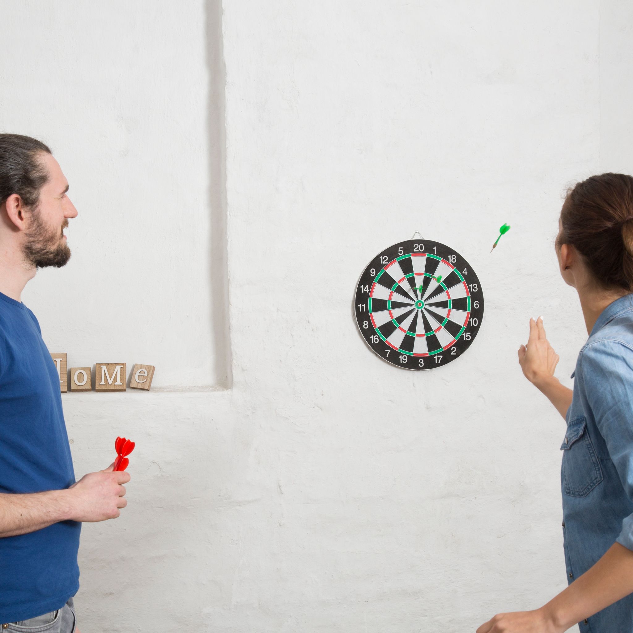 Dartscheibe X1 mit Pfeilen Weiss-Grün-Schwarz von Relaxdays