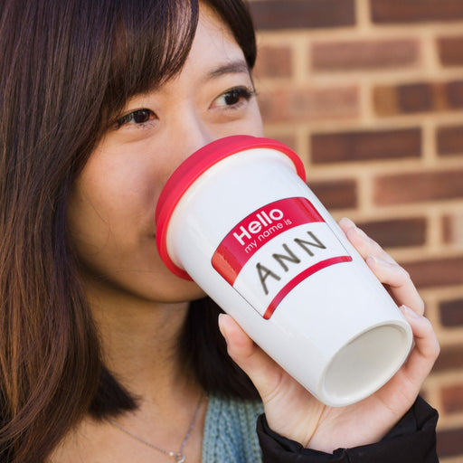 Keramikbecher mit Silikondeckel "Hello - My Name Is" von Mugs