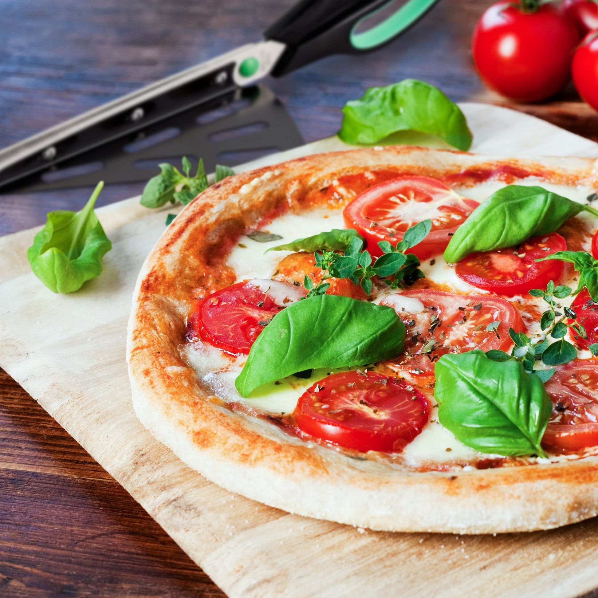 Pizzaschere mit Pizzaheber Grün-Schwarz-Silber von Relaxdays
