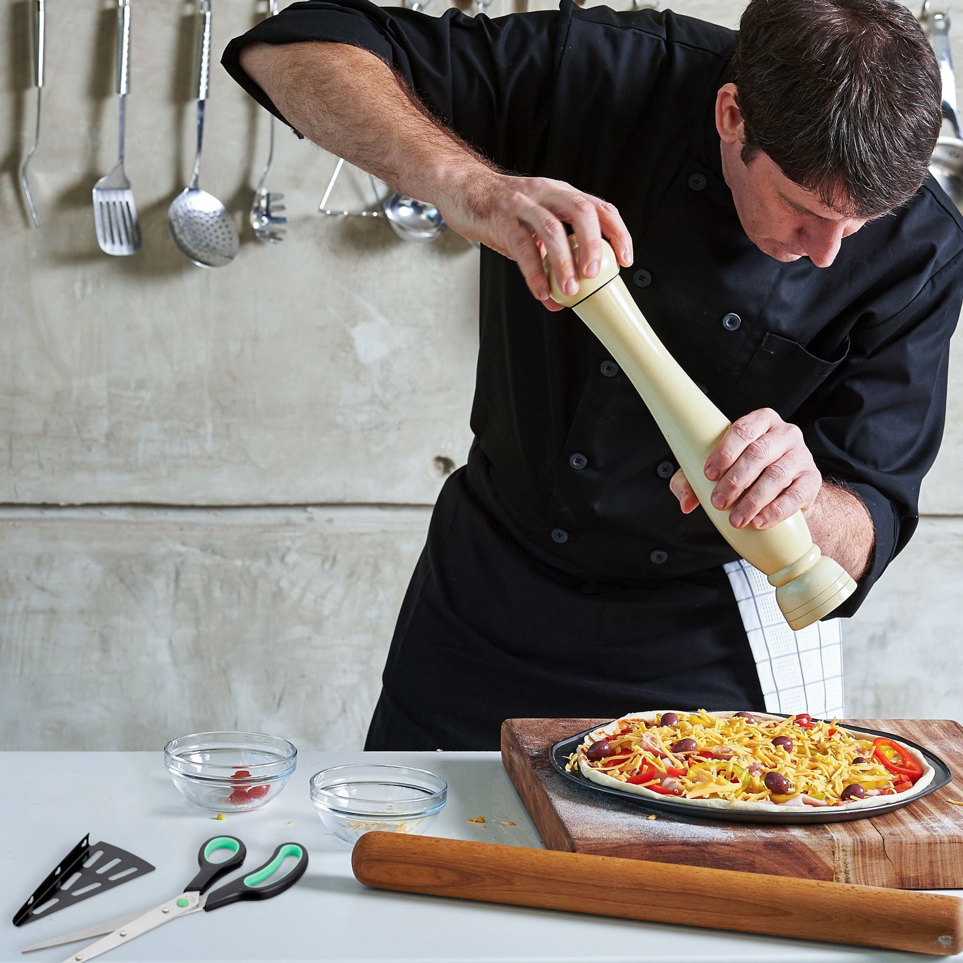 Pizzaschere mit Pizzaheber Grün-Schwarz-Silber von Relaxdays