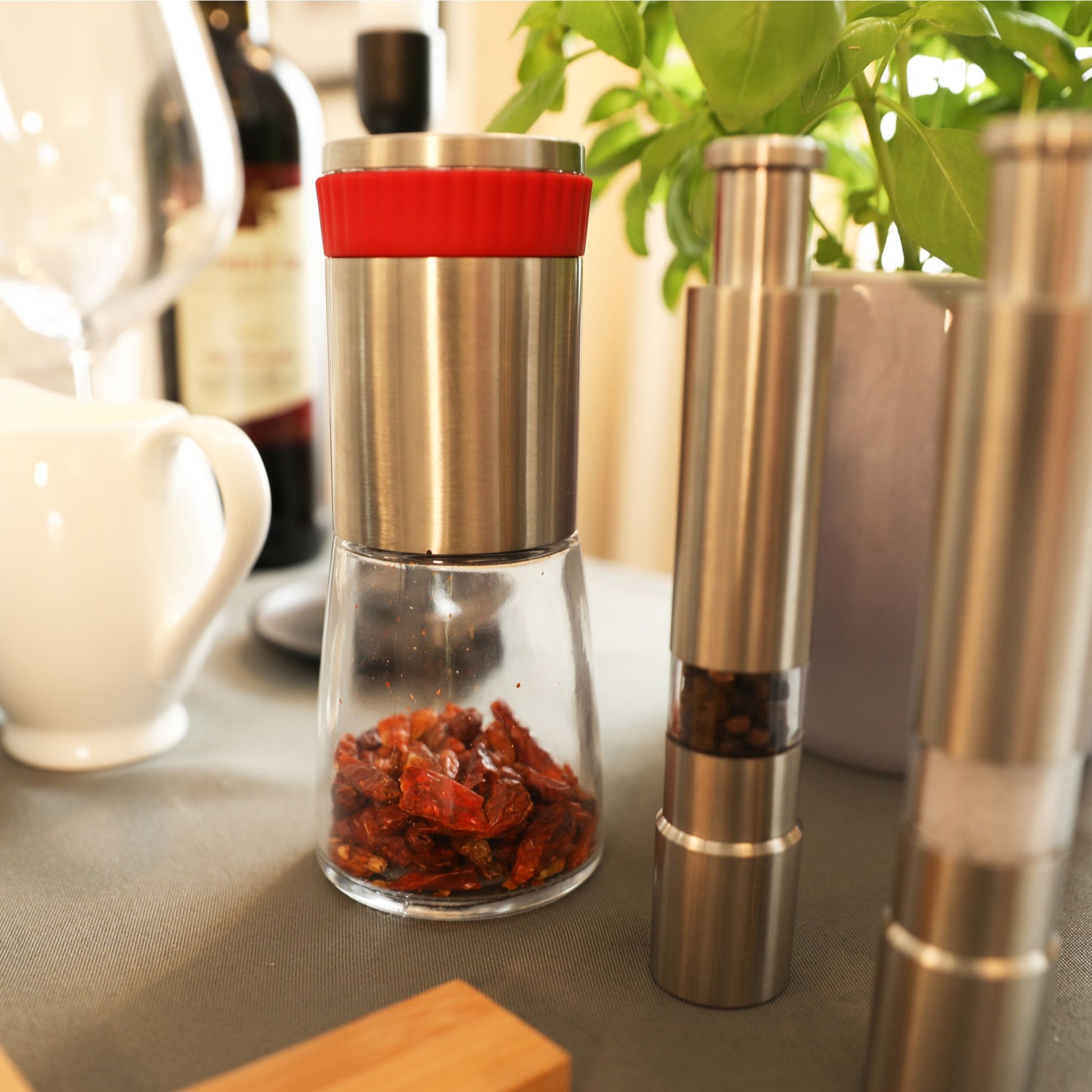 Chilimühle mit Kräutermahlwerk Rot-Silber-Transparent von Relaxdays