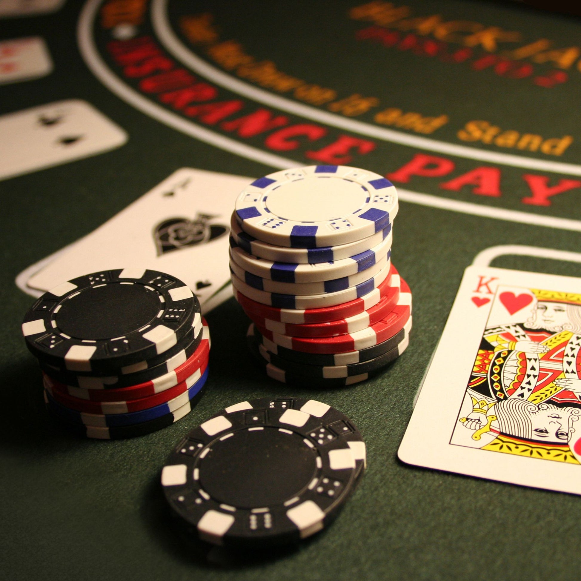 Pokerkoffer mit 300 Laserchips Blau-Rot-Silber von Relaxdays