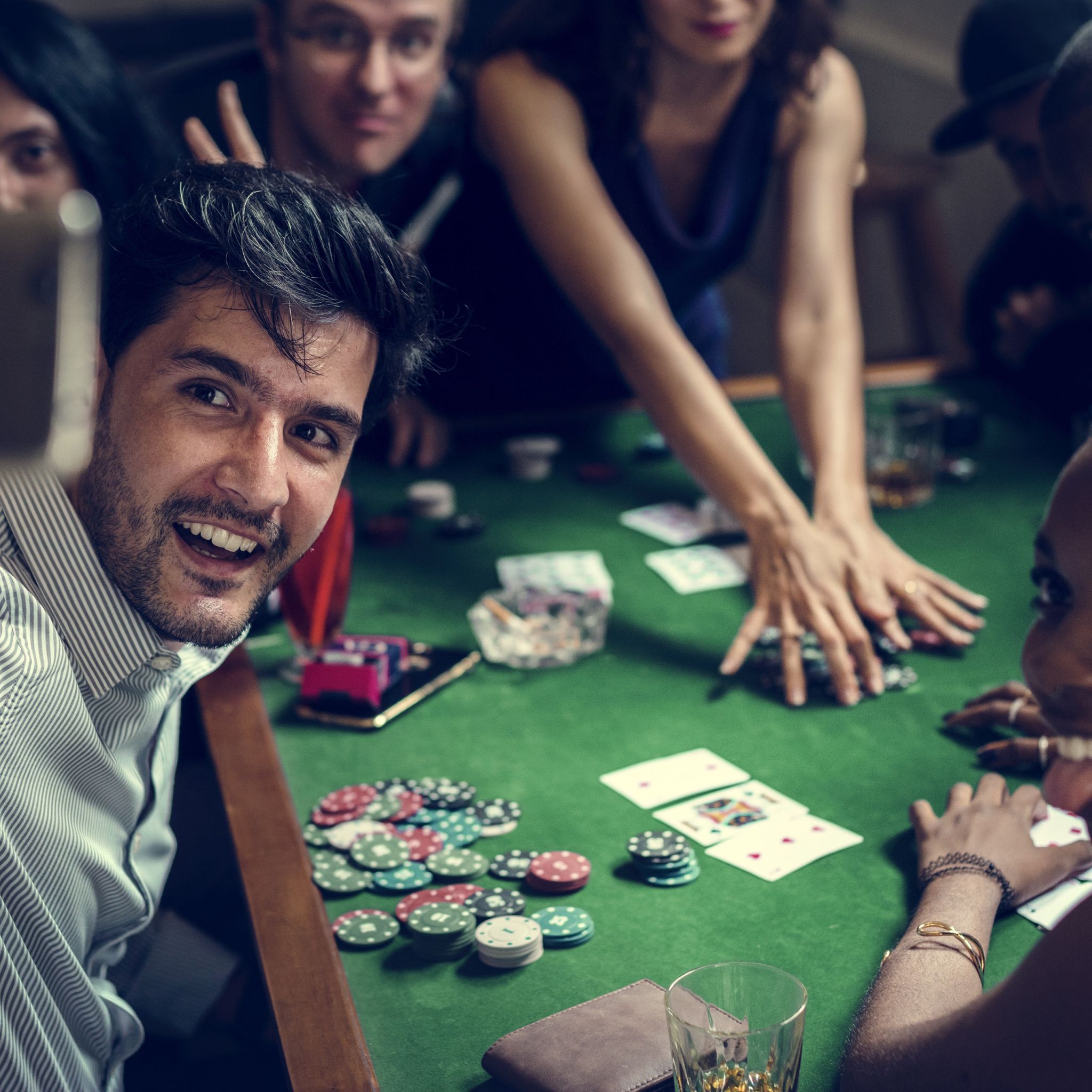 Pokerkoffer mit 300 Laserchips Blau-Rot-Silber von Relaxdays