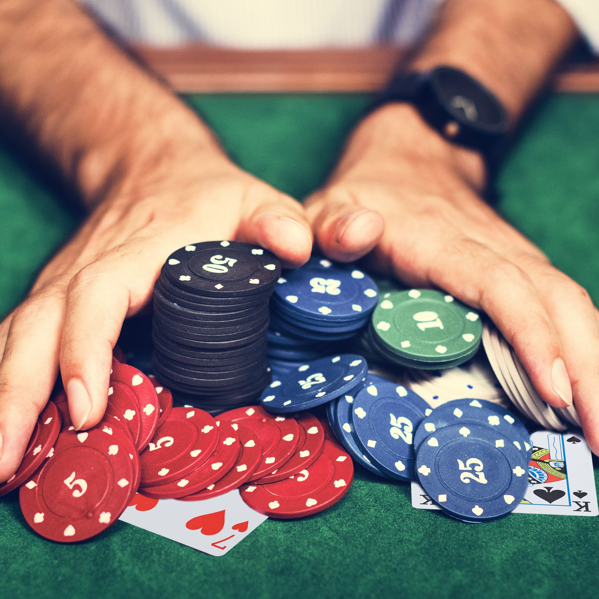 Wasserfeste Pokerkarten Plastik Weiss-Rot-Schwarz von Relaxdays