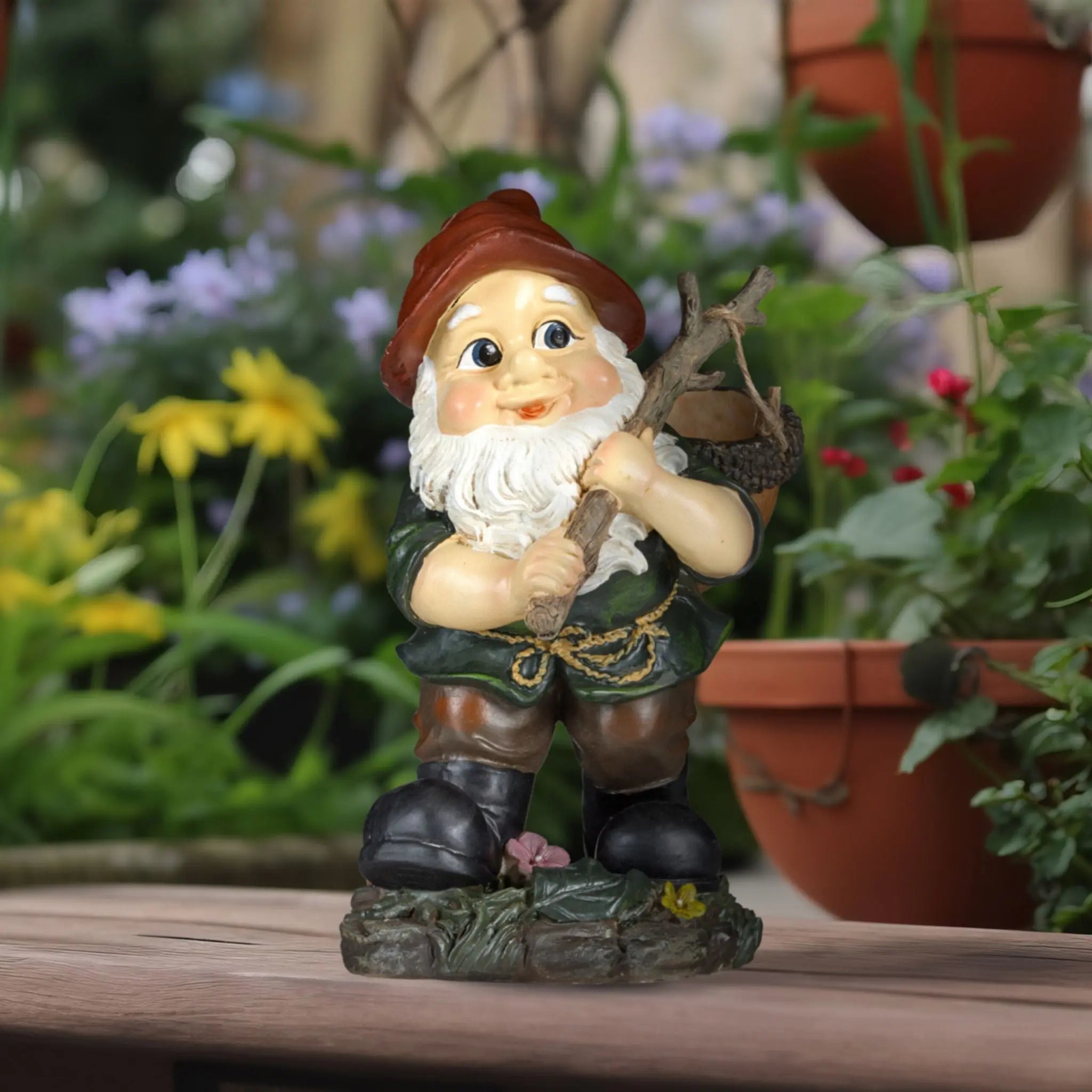 Gartenzwerg mit Eichelkörbchen Creme-Dunkelgrün-Dunkelrot von Relaxdays