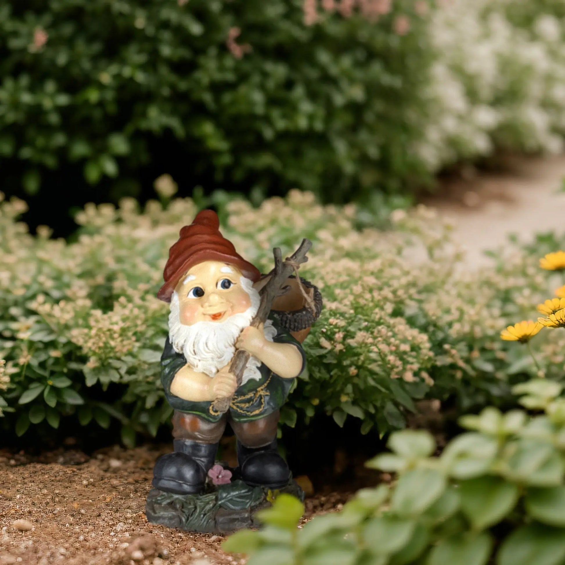 Gartenzwerg mit Eichelkörbchen Creme-Dunkelgrün-Dunkelrot von Relaxdays