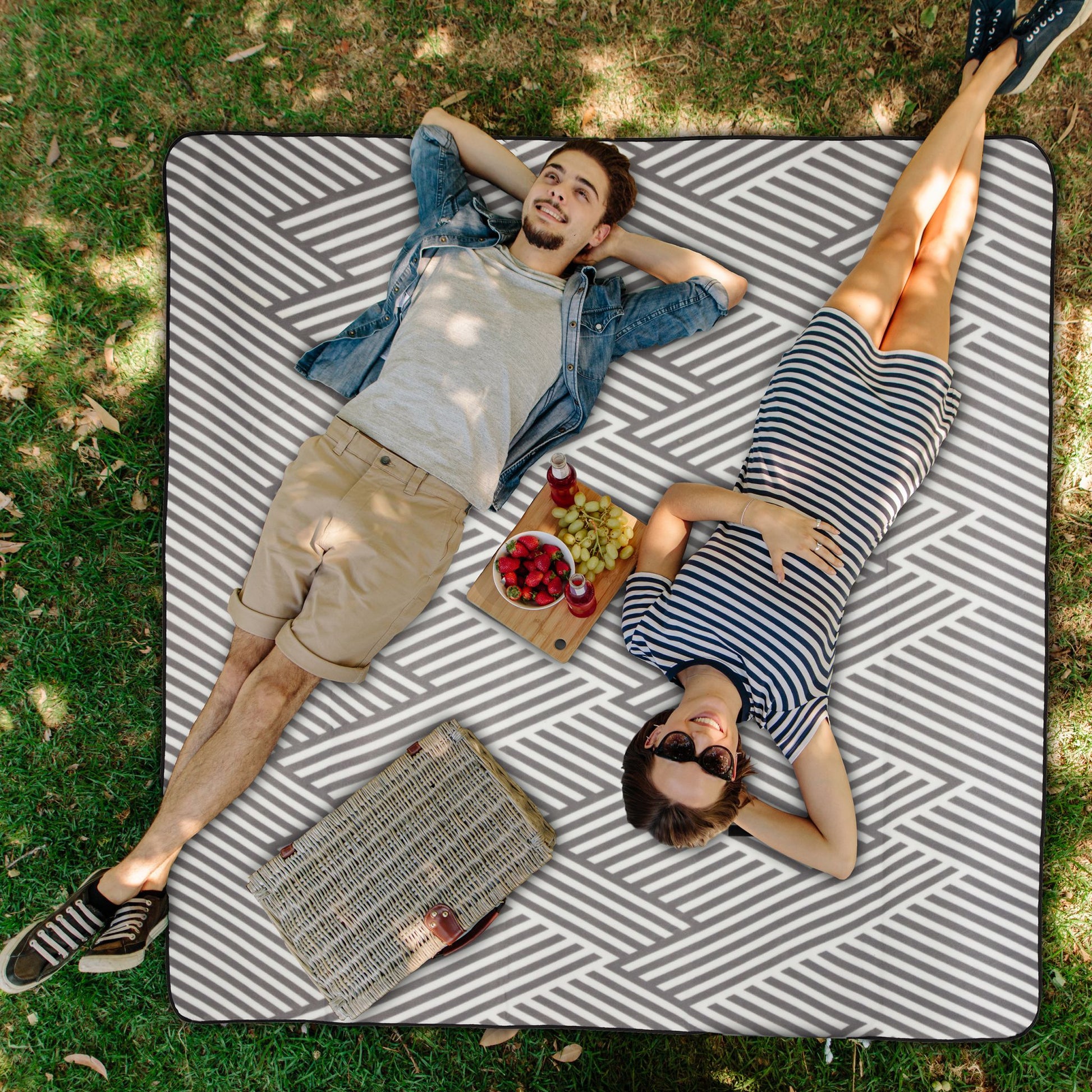 Picknickdecke Streifen Weiss-Grau von Relaxdays