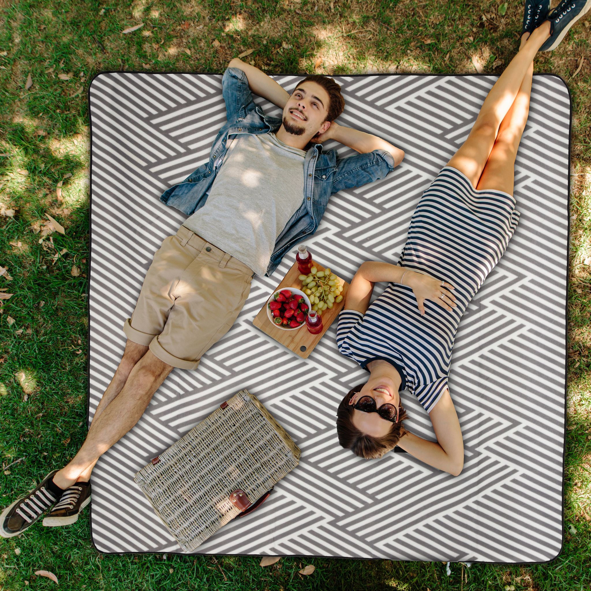Picknickdecke Streifen Weiss-Grau von Relaxdays