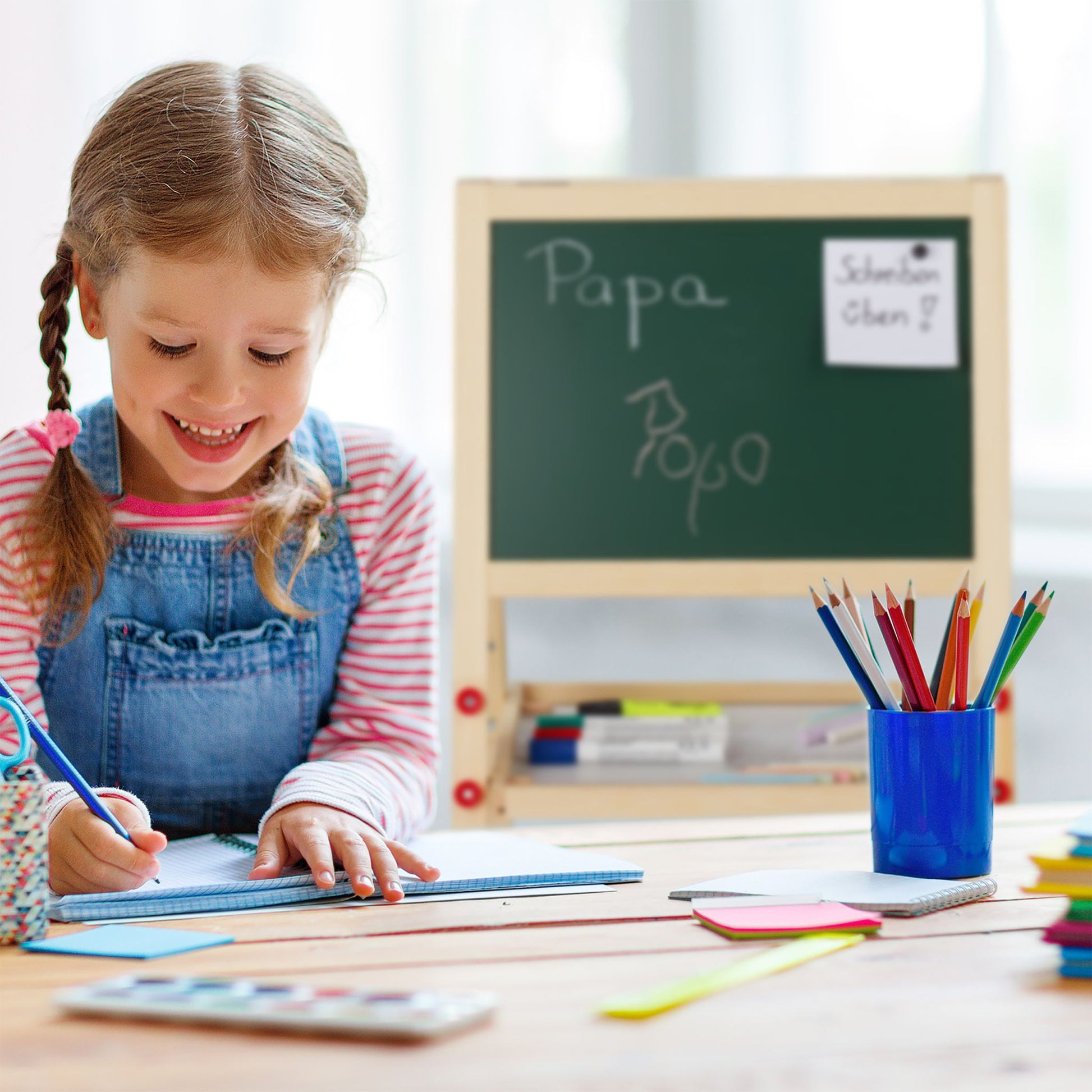 Standtafel Kinder mit Whiteboard Weiss-Dunkelgrün-Hellbraun von guteszeug.ch