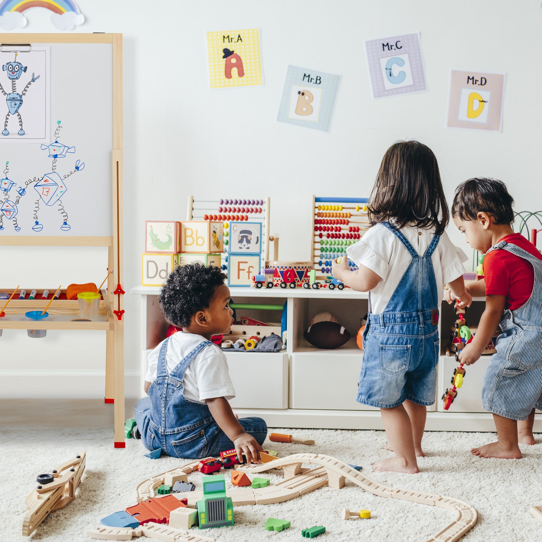 Standtafel Kinder mit Whiteboard Weiss-Dunkelgrün-Hellbraun von guteszeug.ch