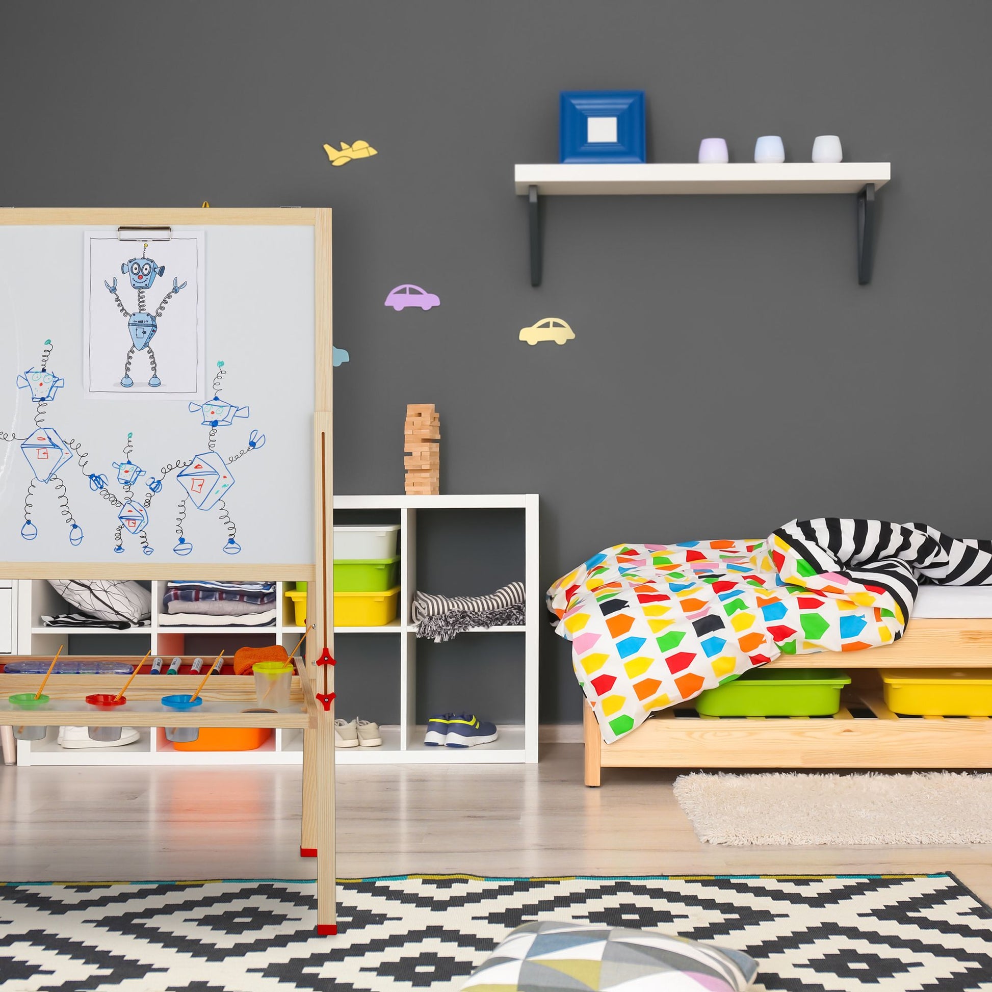 Standtafel Kinder mit Whiteboard Weiss-Dunkelgrün-Hellbraun von guteszeug.ch