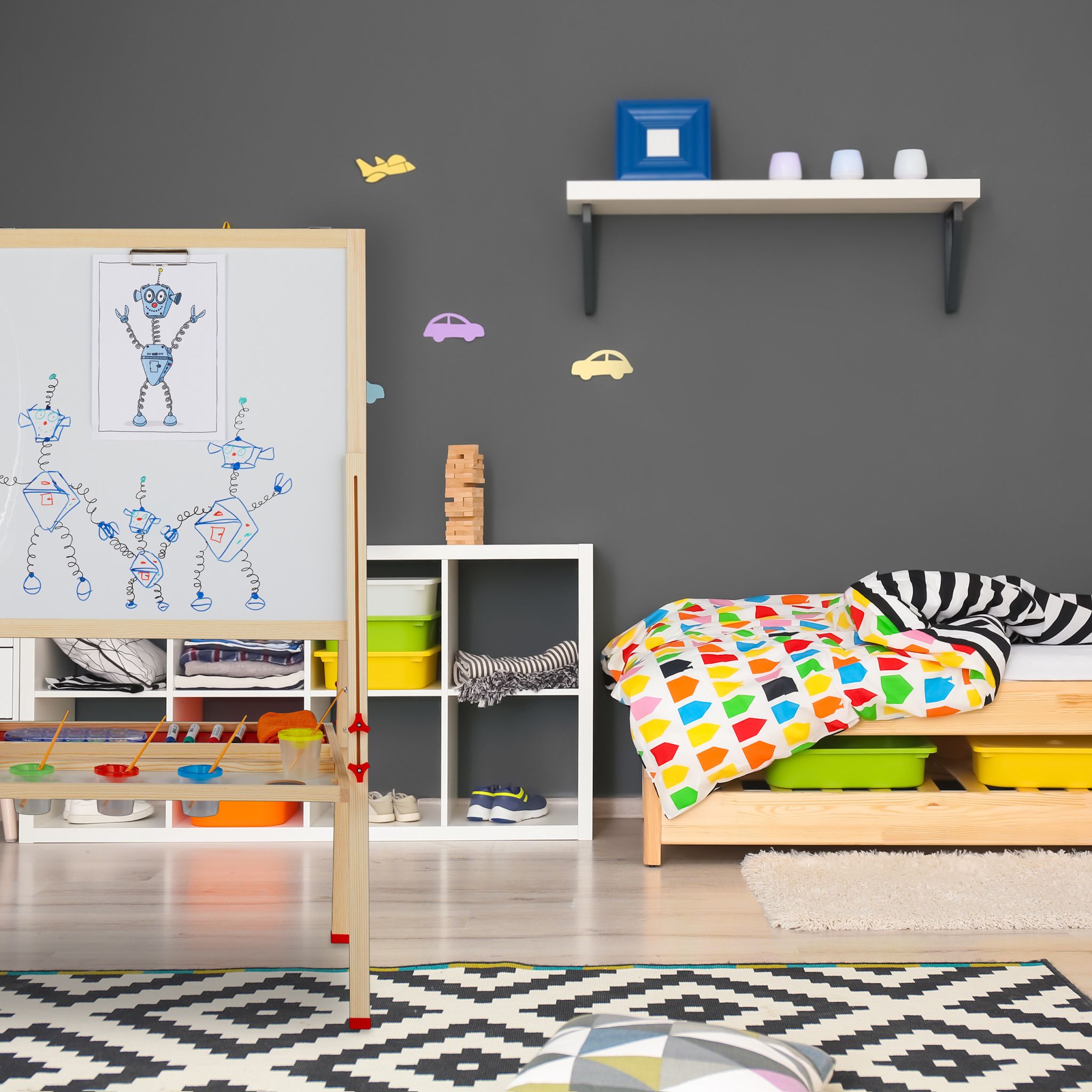 Standtafel Kinder mit Whiteboard Weiss-Dunkelgrün-Hellbraun von guteszeug.ch
