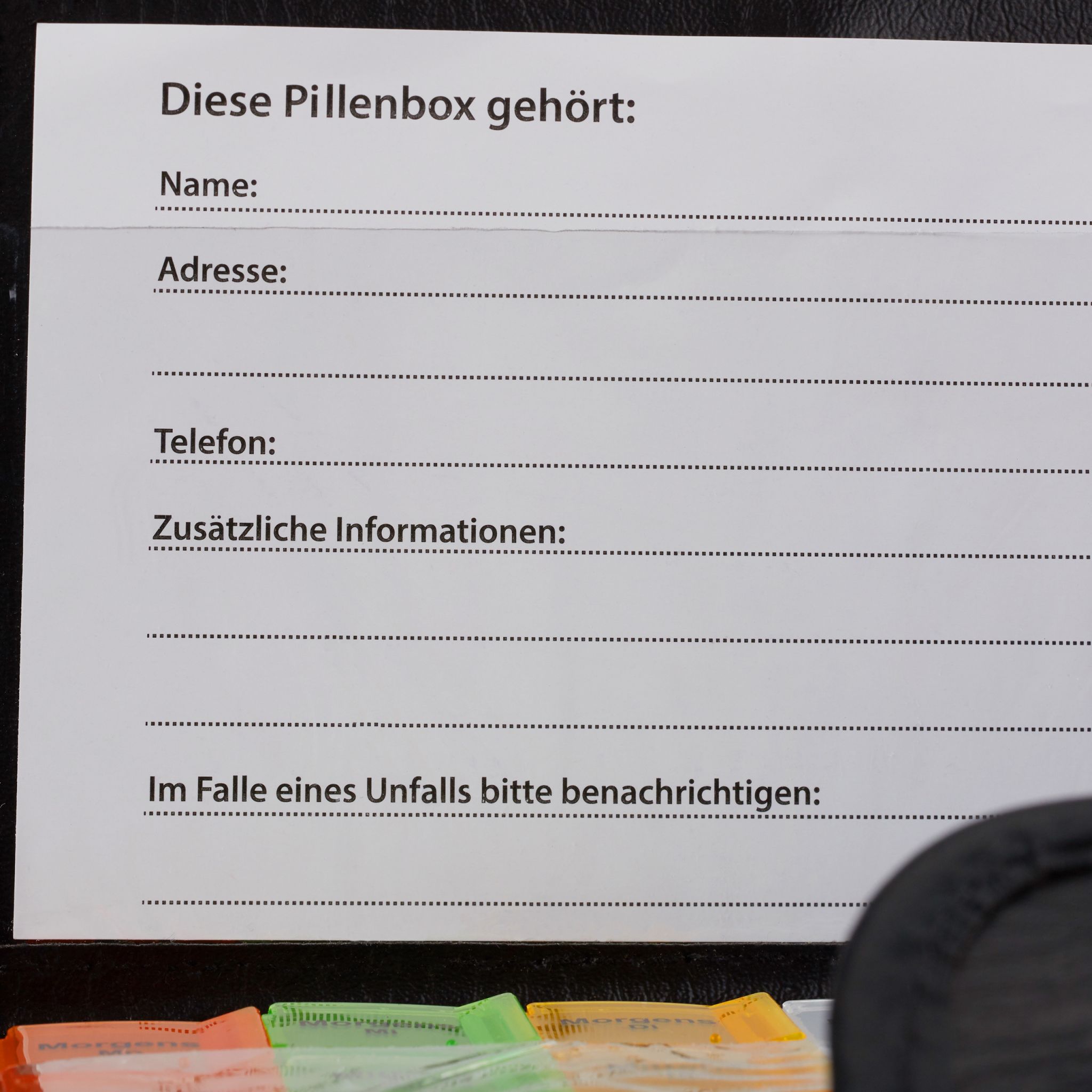 Tablettenbox 7 Tage mit Etui Blau-Rot-Schwarz