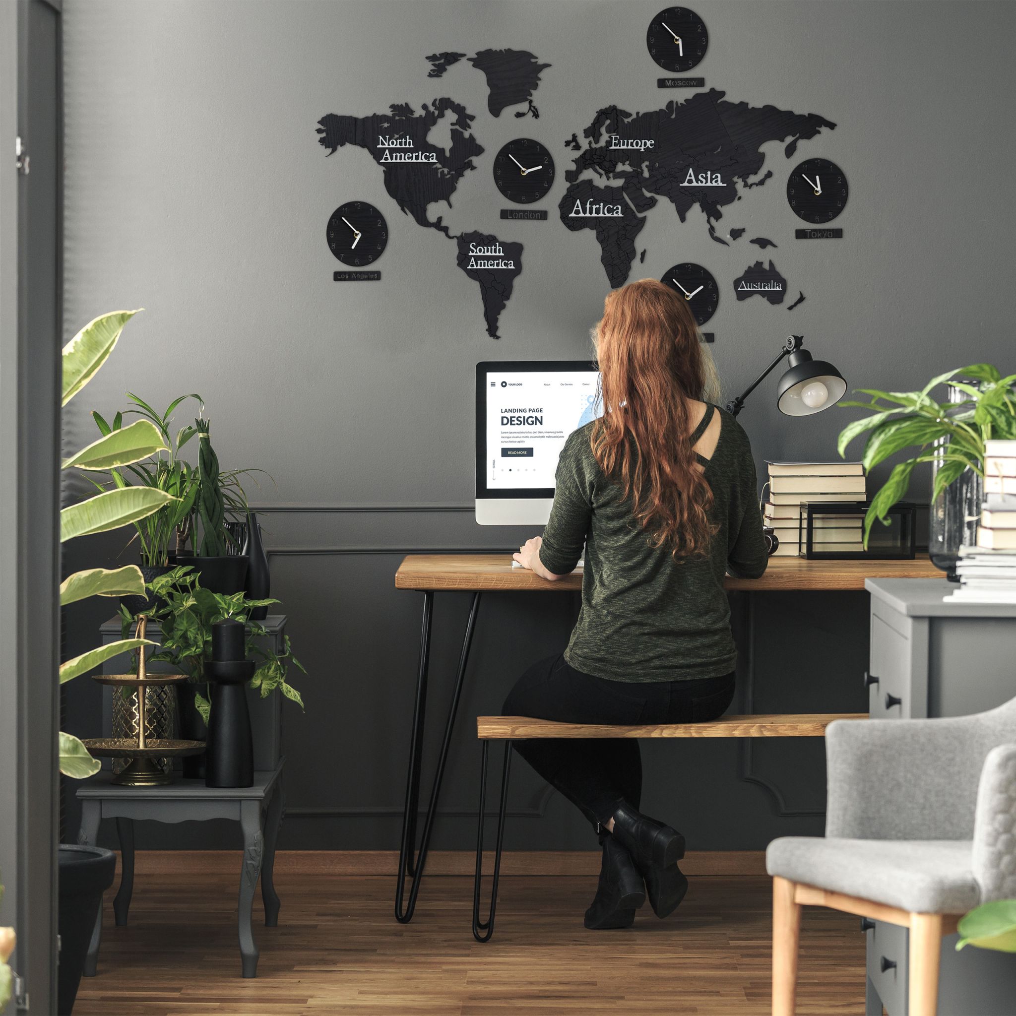 Weltkarte Holz mit 5 Uhren Schwarz-Silber von Relaxdays