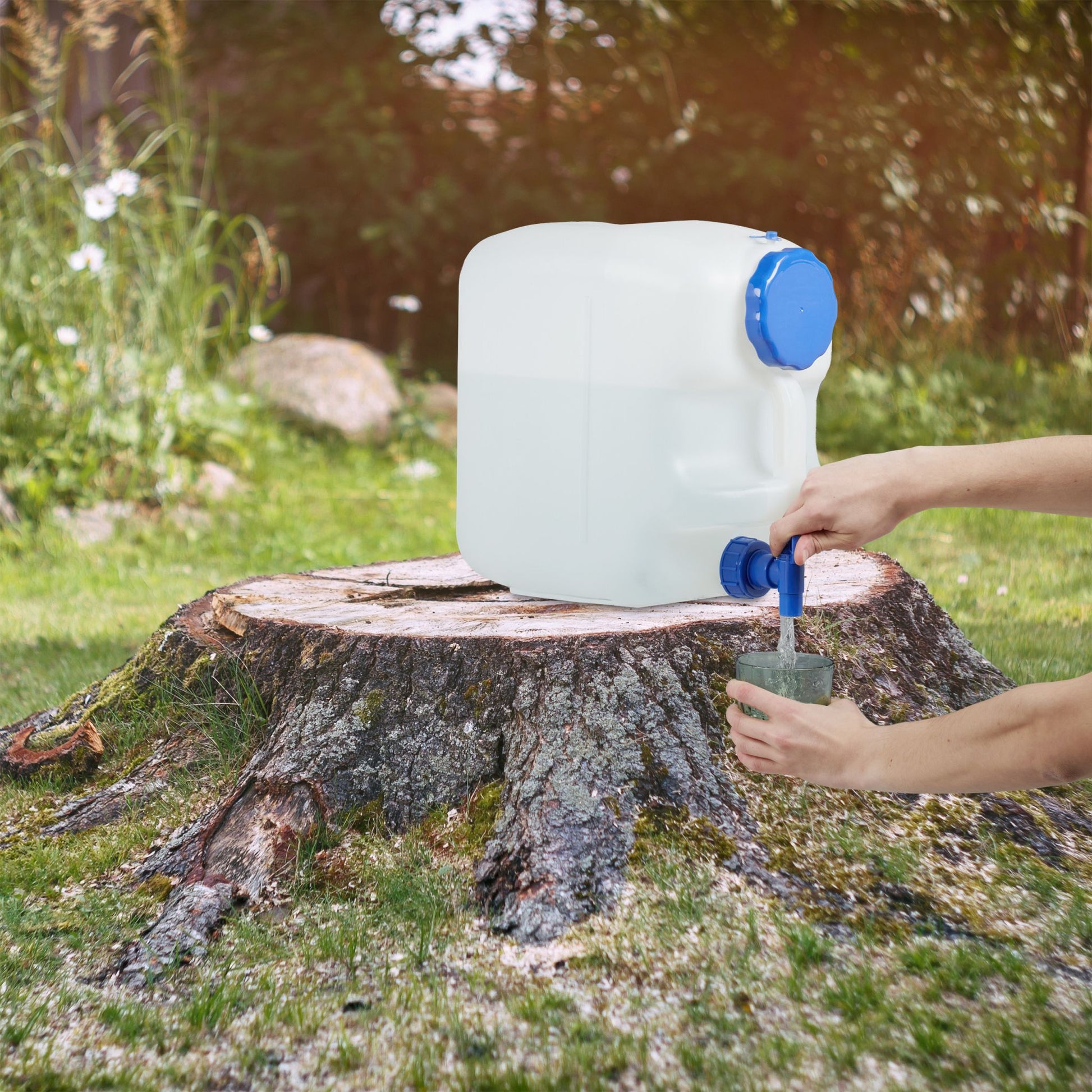 Wasserkanister mit Hahn Weiss-Blau von Relaxdays