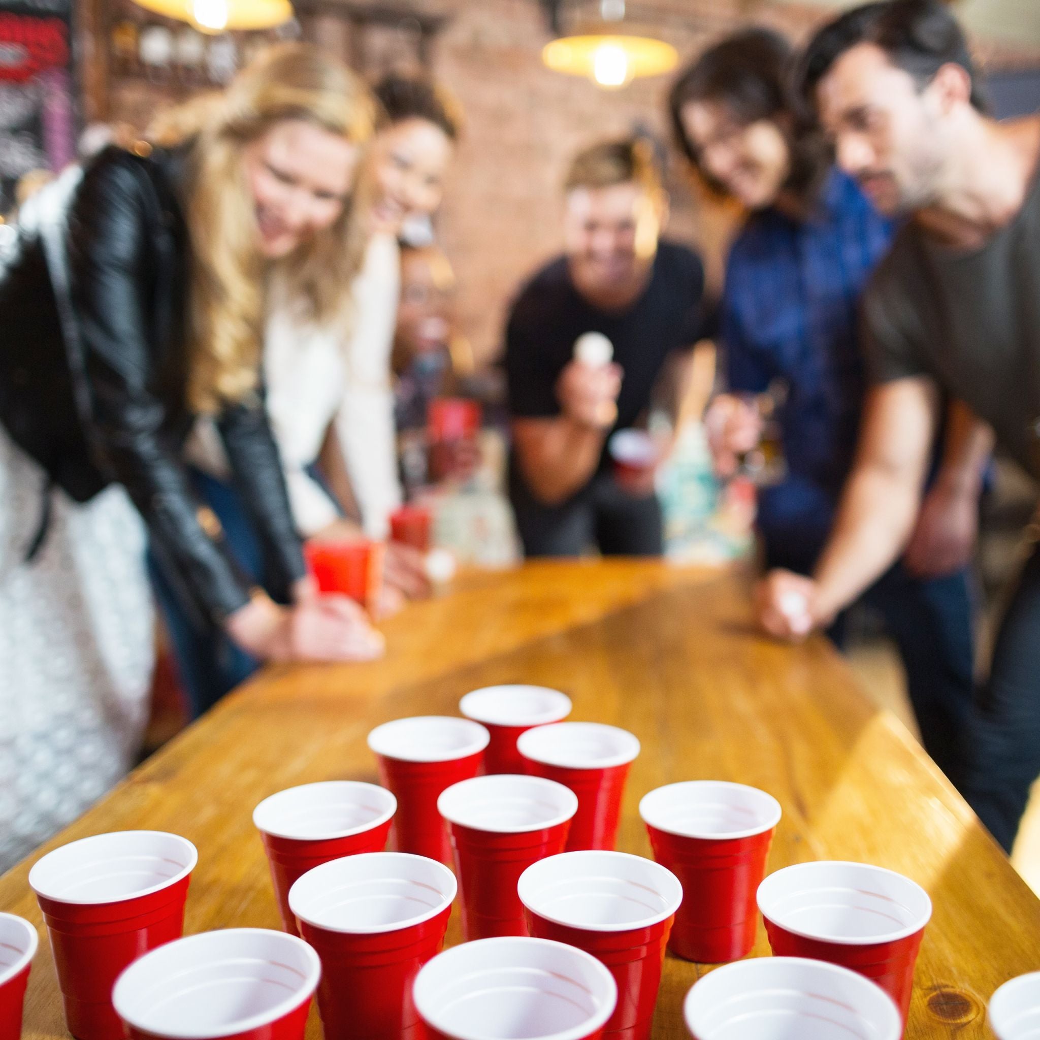 Bierpong Becher-Set mit Bällen Weiss-Blau-Rot von Relaxdays