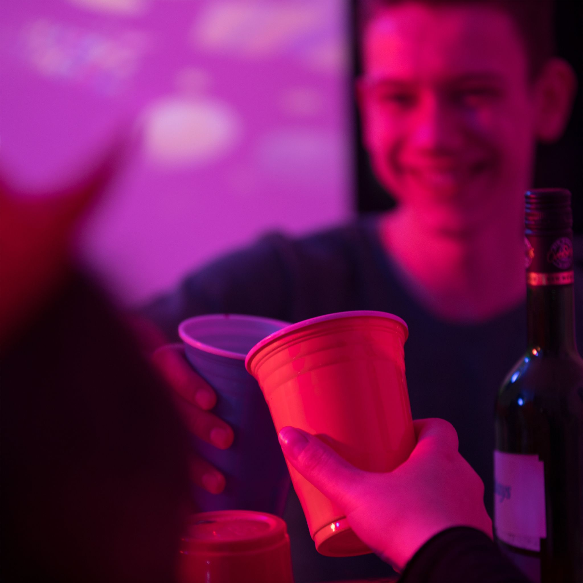 Bierpong Becher-Set mit Bällen Weiss-Blau-Rot von Relaxdays
