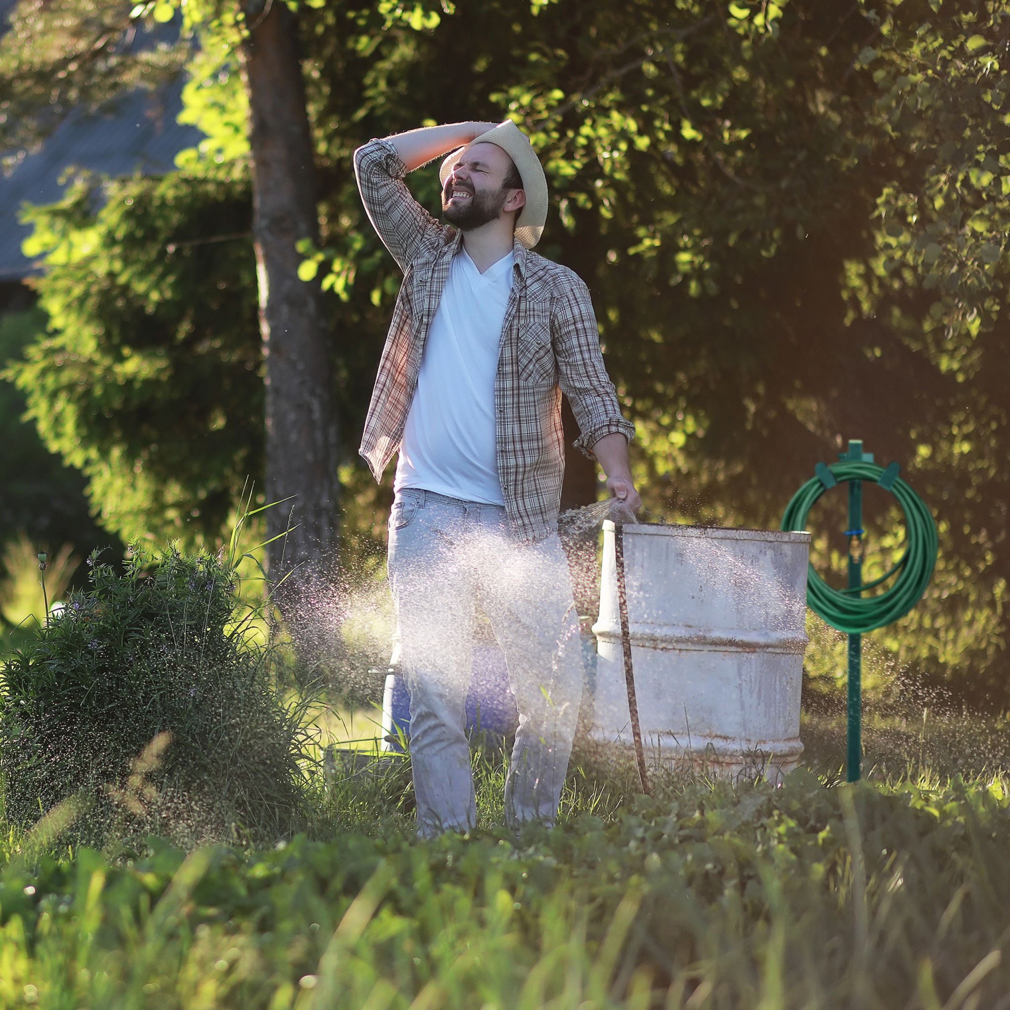 Wasserzapfstelle mit Schlauchhalter Gold-Grün von Relaxdays