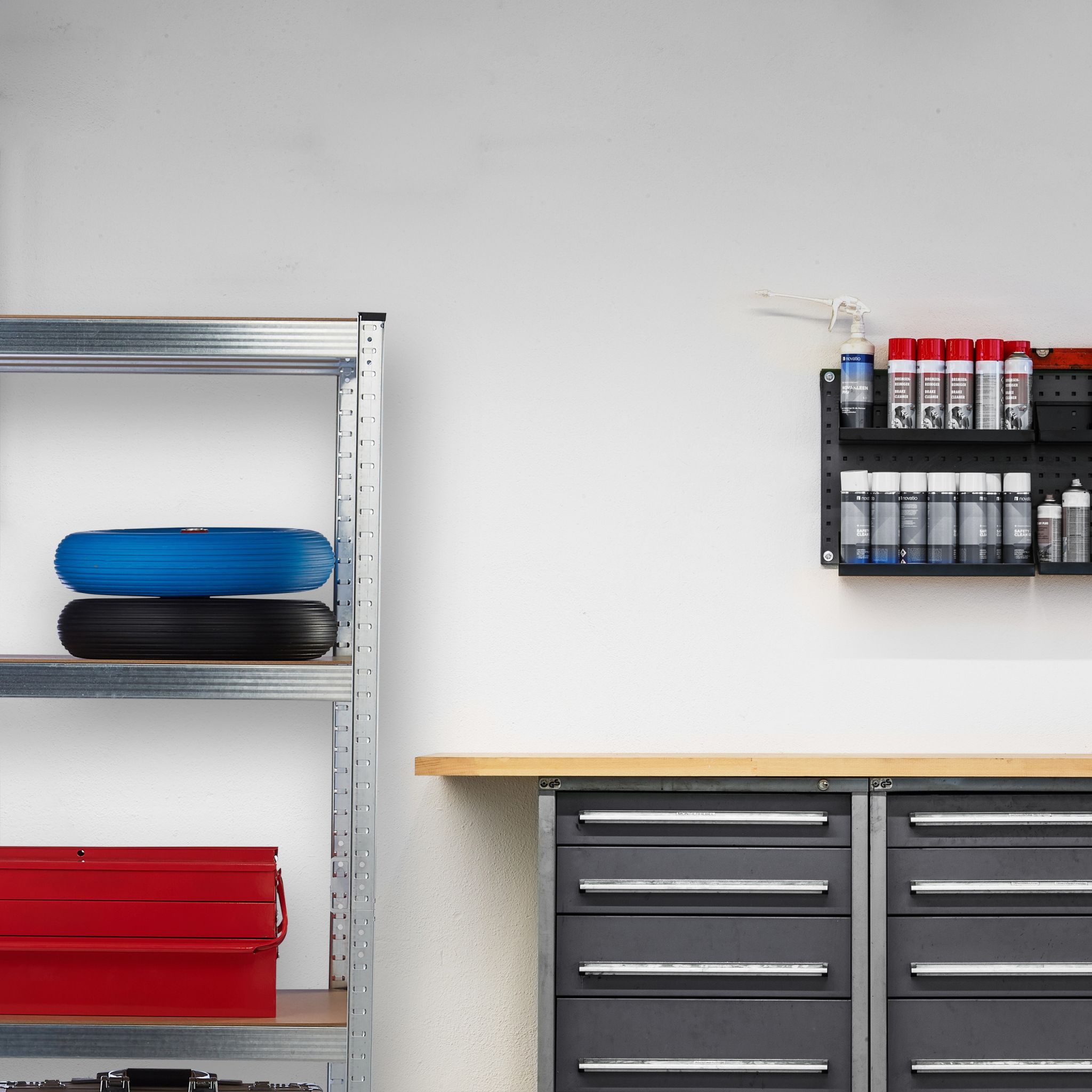 Verzinktes Schwerlastregal mit 4 Böden Hellbraun-Schwarz-Silber von Relaxdays