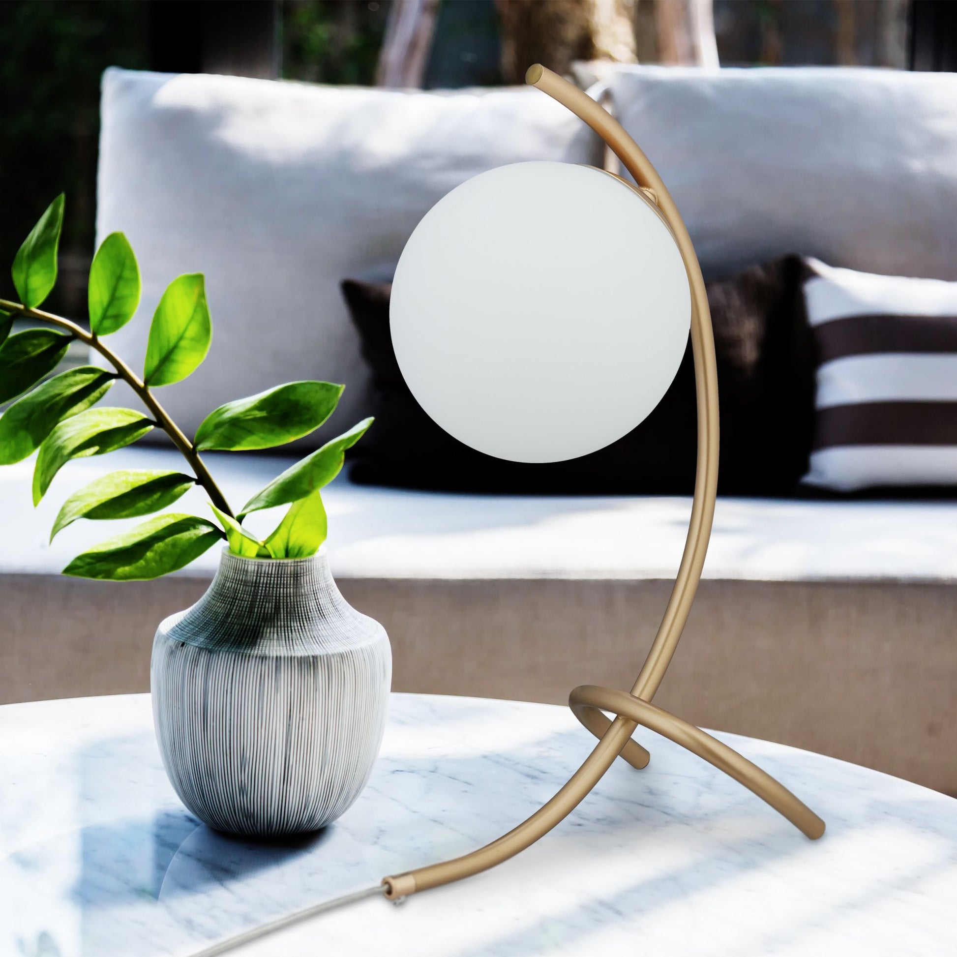 Tischlampe Kugel geschwungen Weiss-Gold von Relaxdays