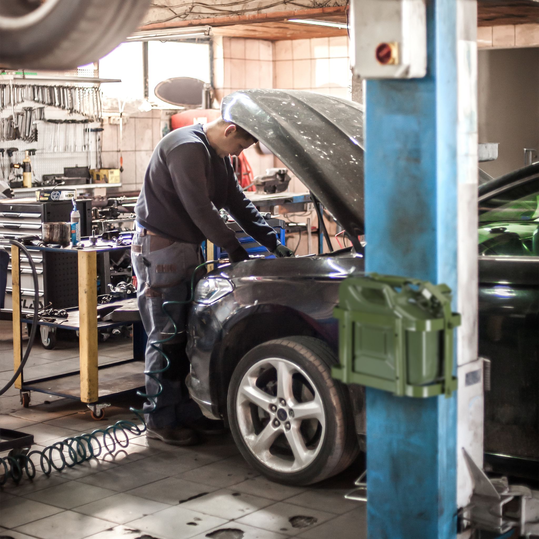 Kanisterhalterung Auto Dunkelgrün