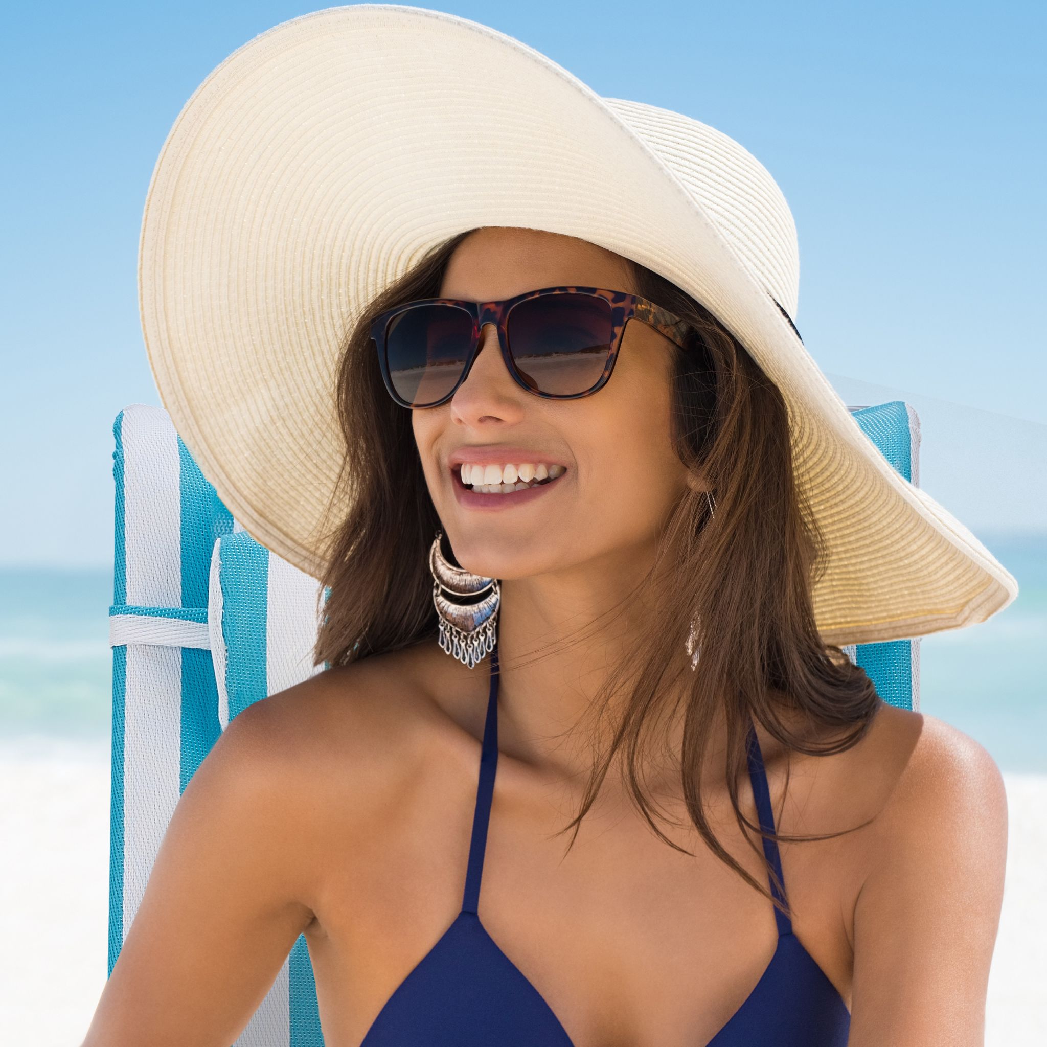 Klappbarer Liegestuhl mit Nackenkissen Weiss-Blau-Silber von Relaxdays
