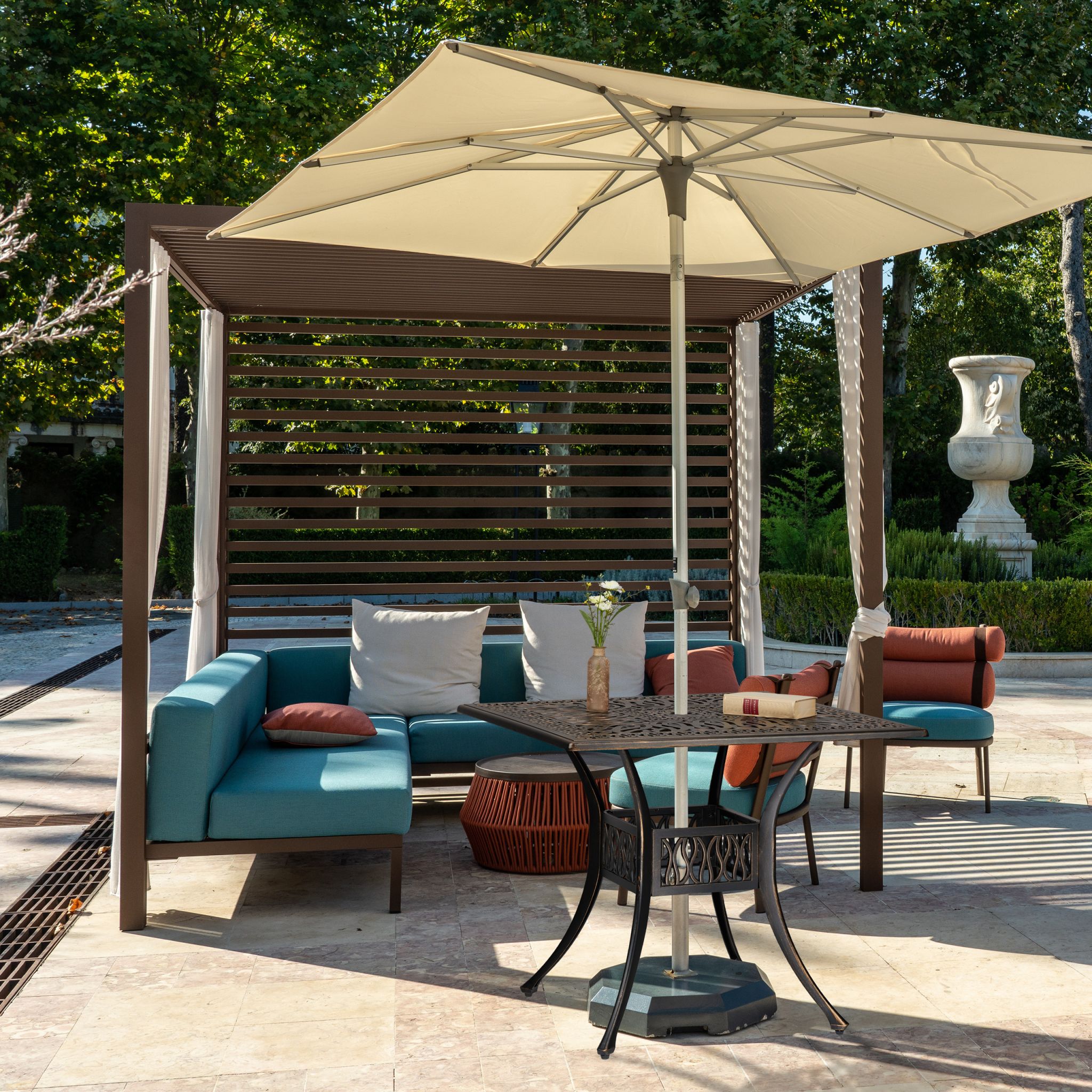 Eckiger Gartentisch mit Schirmloch Gold-Schwarz