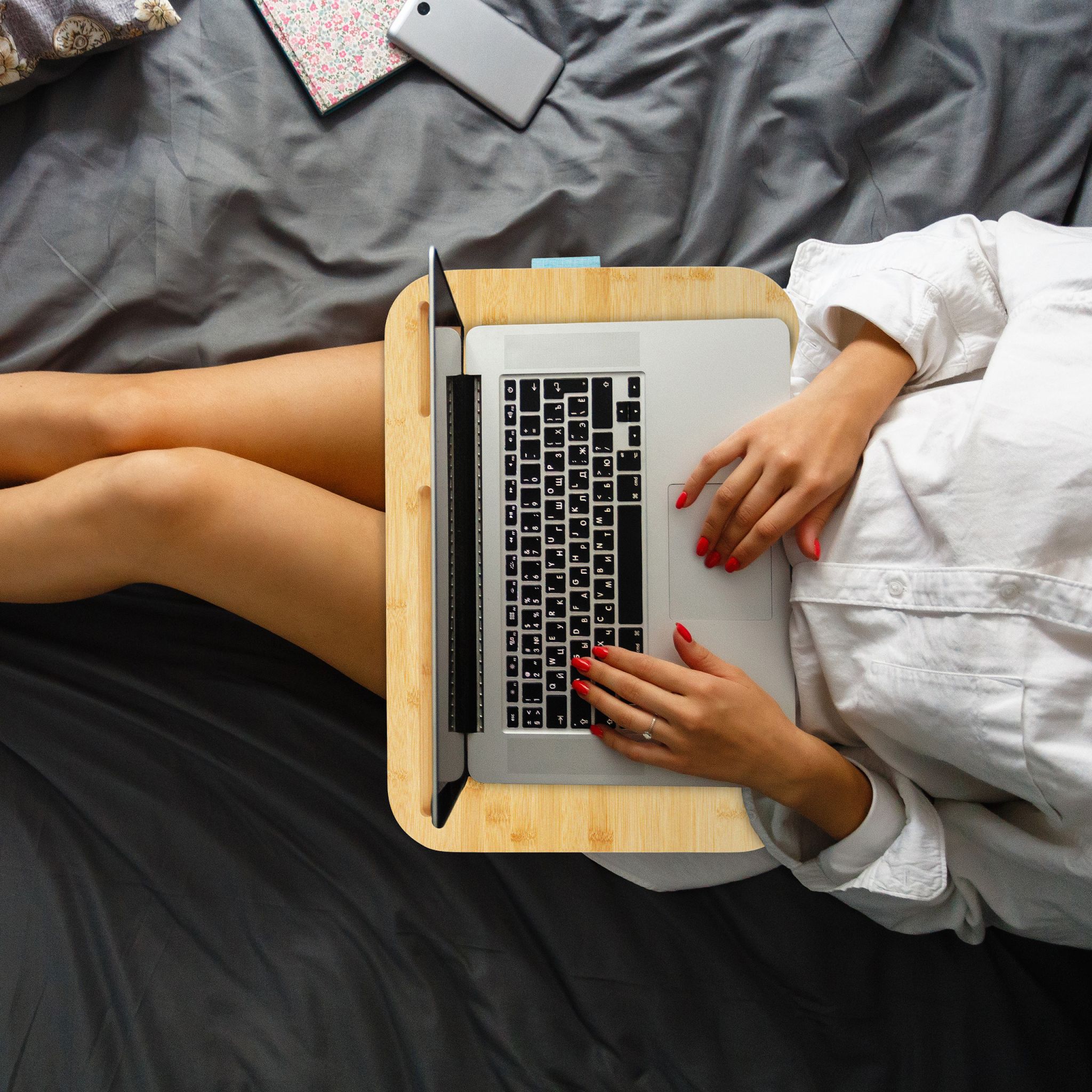 Laptopkissen mit Bambusablage Blau-Hellbraun von Relaxdays