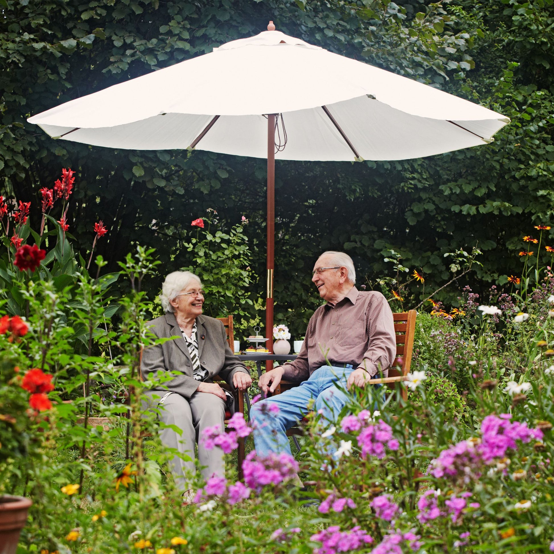 Gartentisch mit Schirmloch Anthrazit von Relaxdays