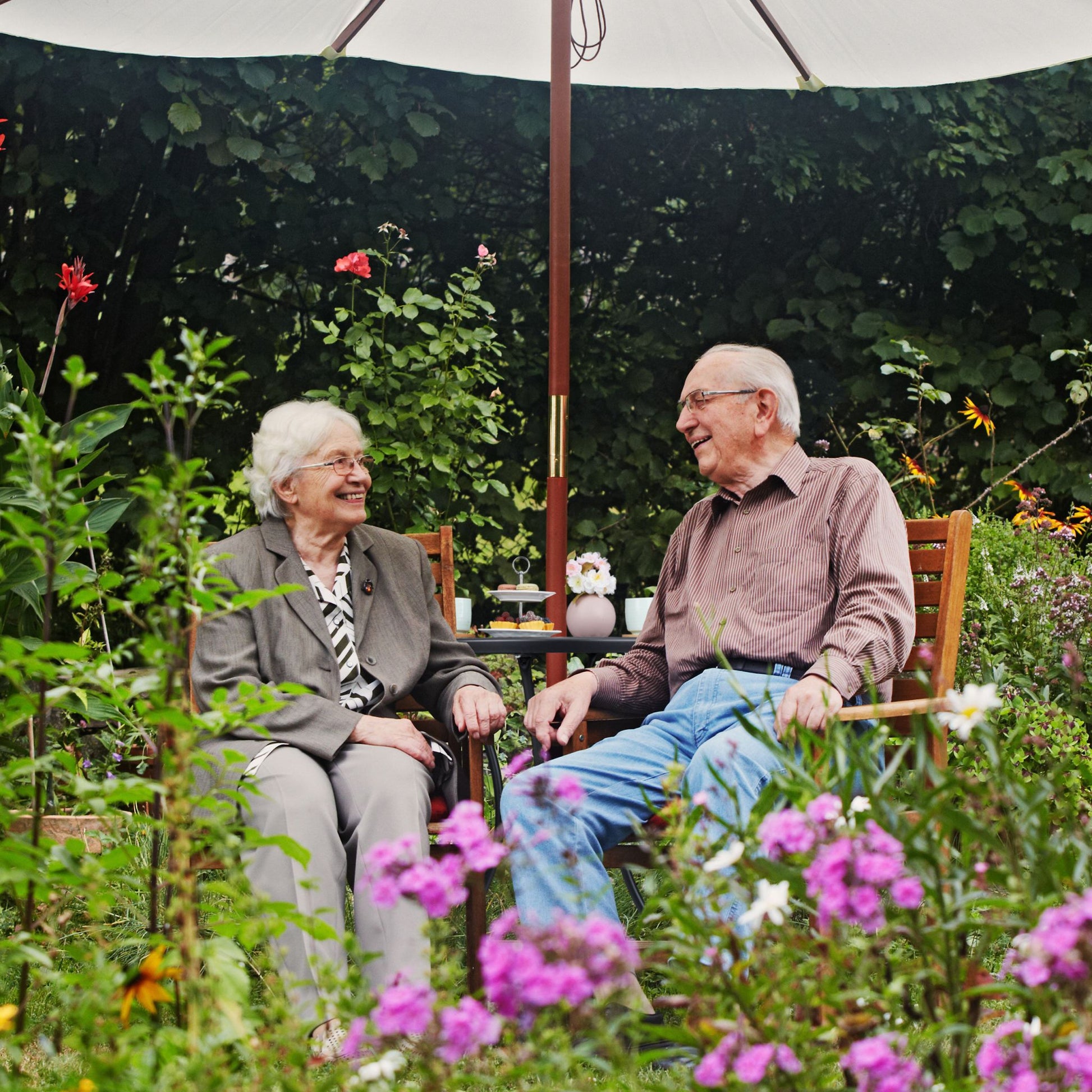 Gartentisch mit Schirmloch schwarz Schwarz von Relaxdays