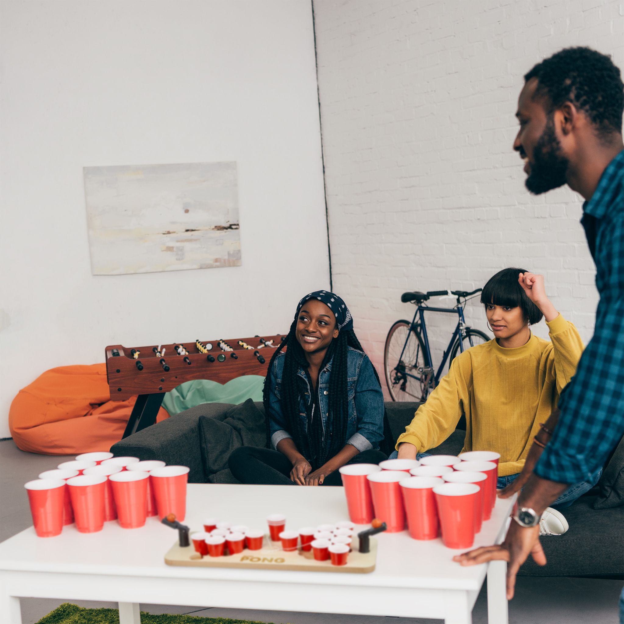 Mini Beer Pong mit Bechern Weiss-Hellbraun-Rot von Relaxdays