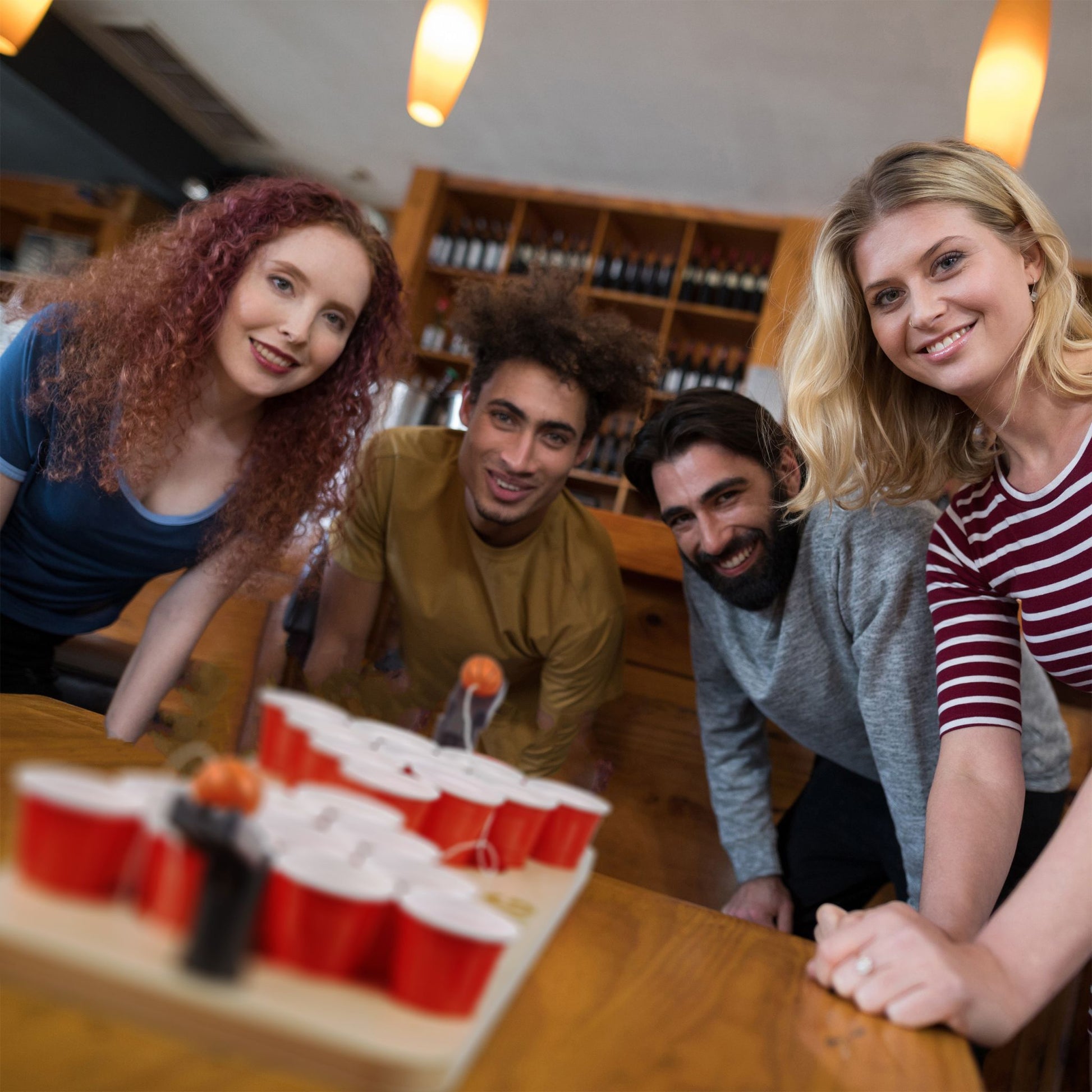 Mini Beer Pong mit Bechern Weiss-Hellbraun-Rot von Relaxdays