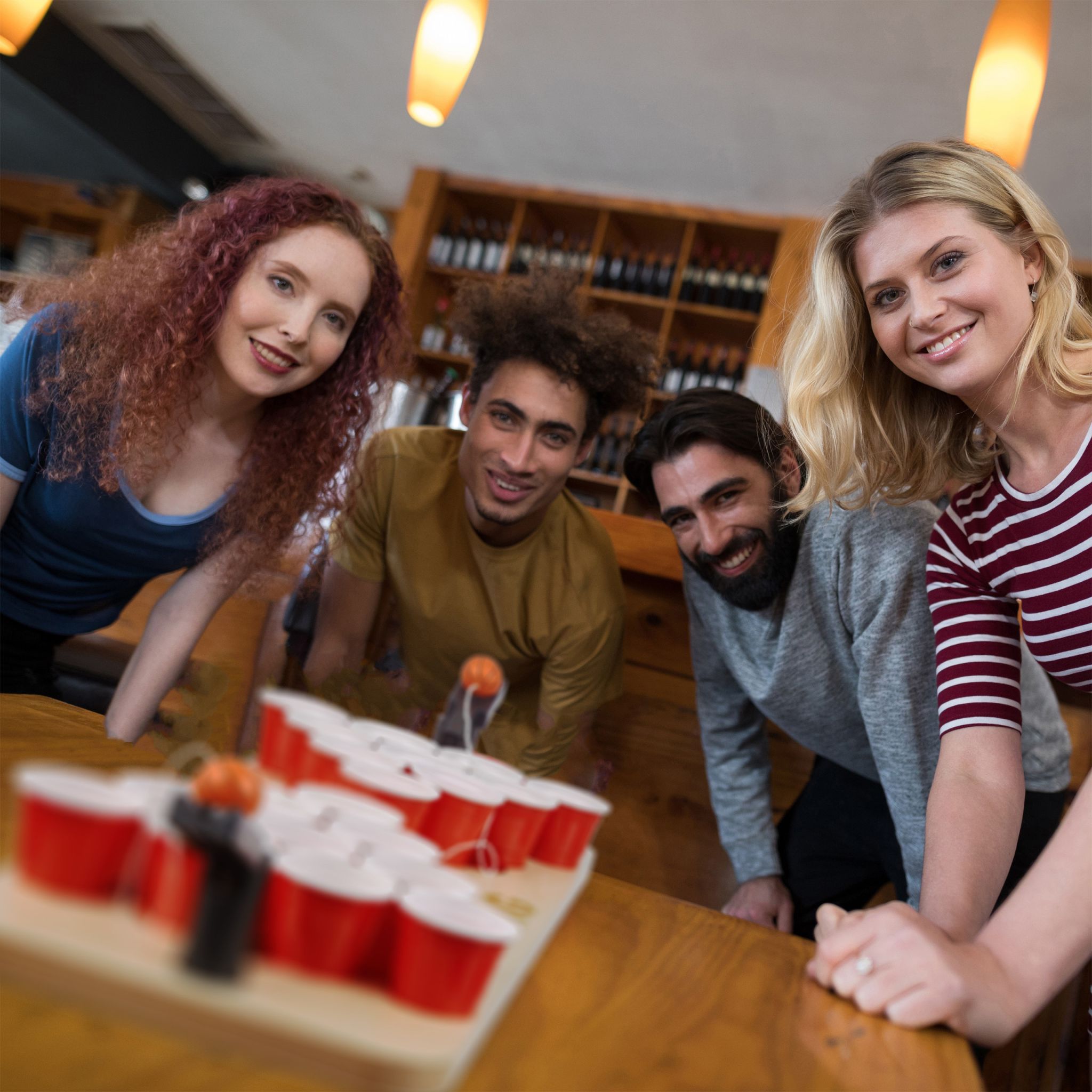 Mini Beer Pong mit Bechern Weiss-Hellbraun-Rot von Relaxdays