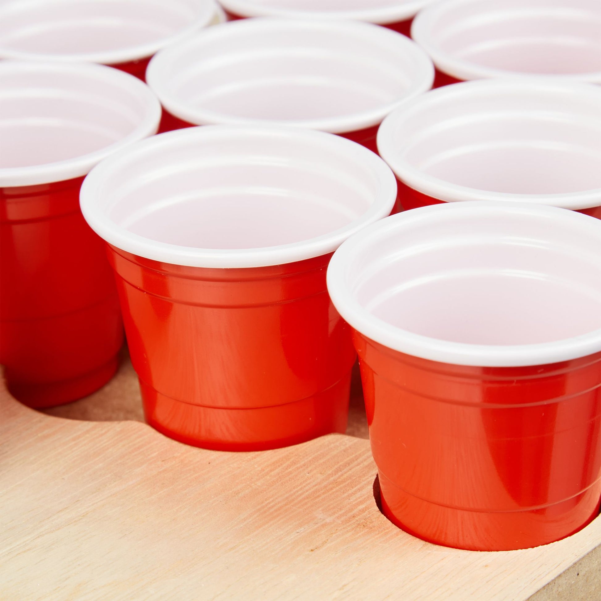 Mini Beer Pong mit Bechern Weiss-Hellbraun-Rot von Relaxdays