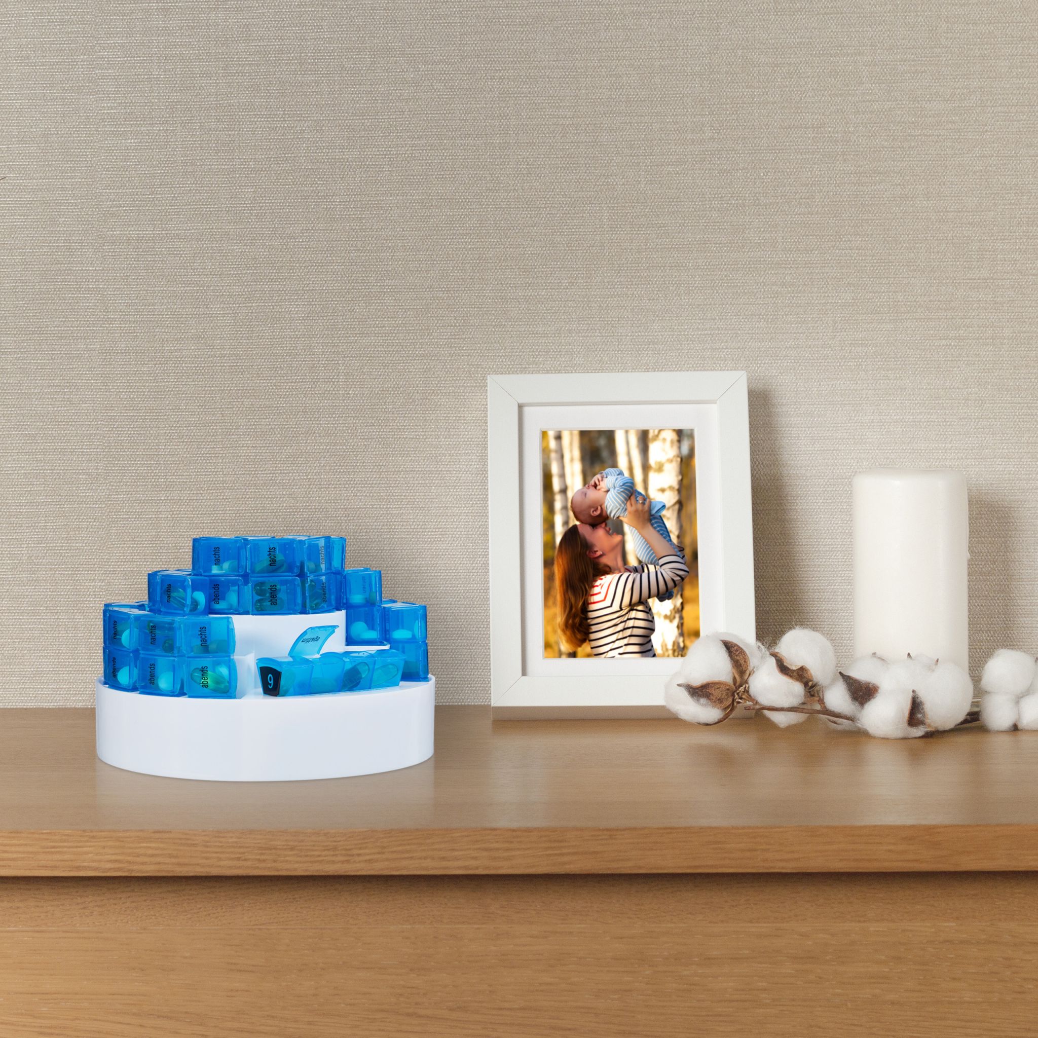 Tablettenbox für 1 Monat Weiss-Blau von Relaxdays