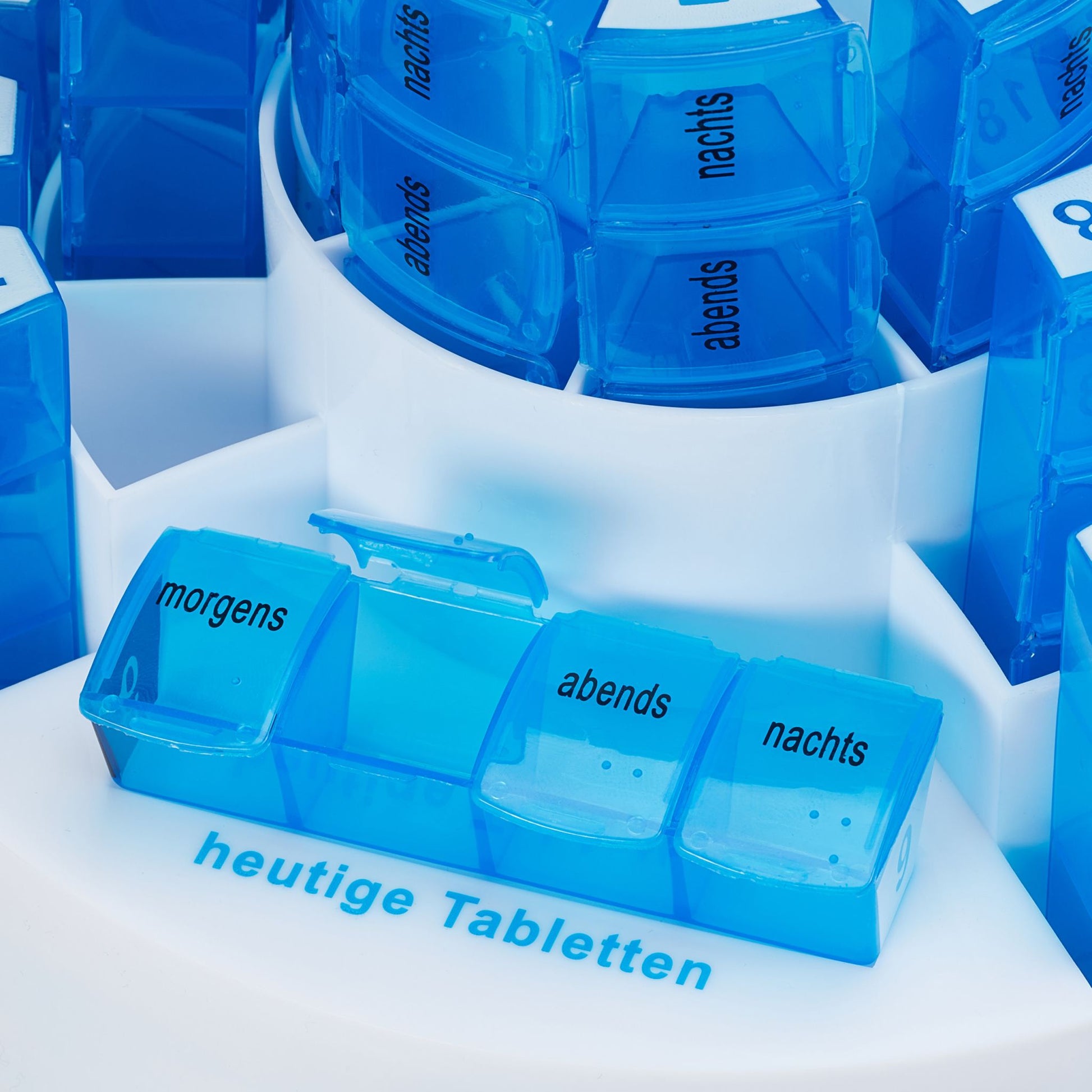 Tablettenbox für 1 Monat Weiss-Blau von Relaxdays