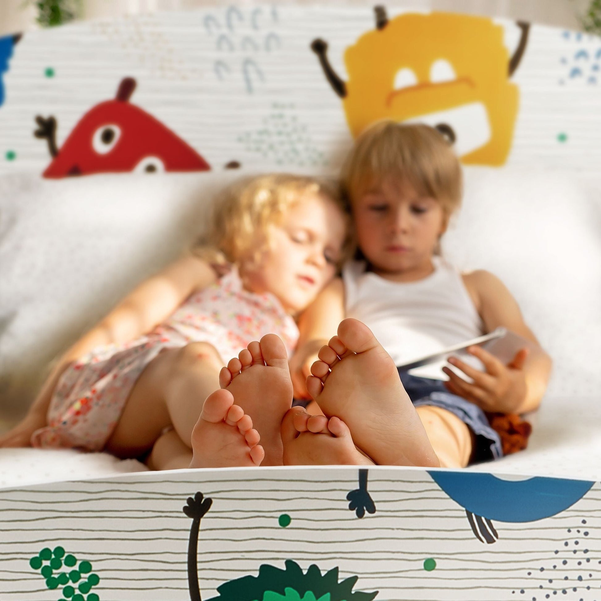Kinderbett kleine Monster mit Ablage Weiss-Blau-Rot von Relaxdays