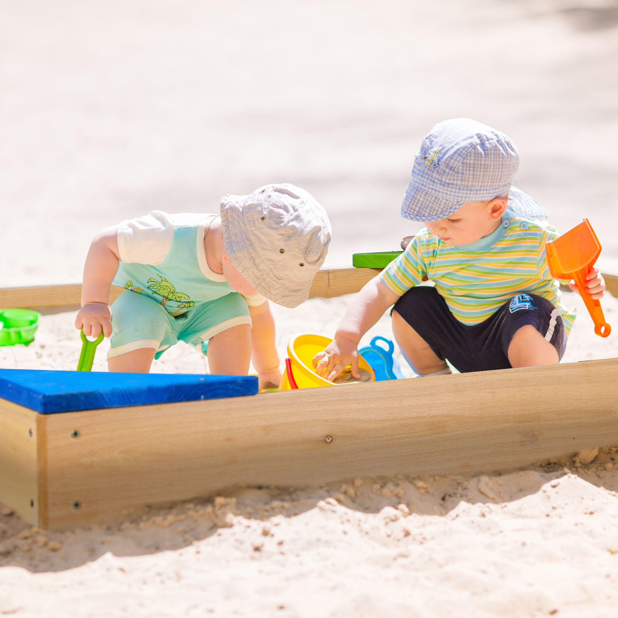 Sandkasten mit Ecksitzen Gelb-Grün-Hellbraun von Relaxdays