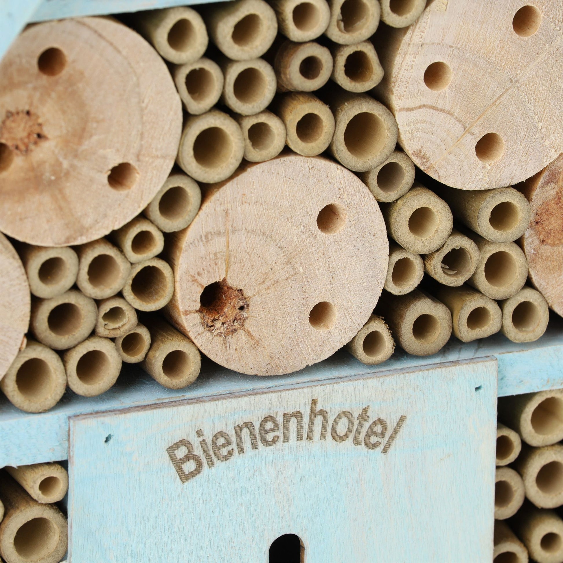Bienenhotel mit Spitzdach Hellblau-Hellbraun von Relaxdays